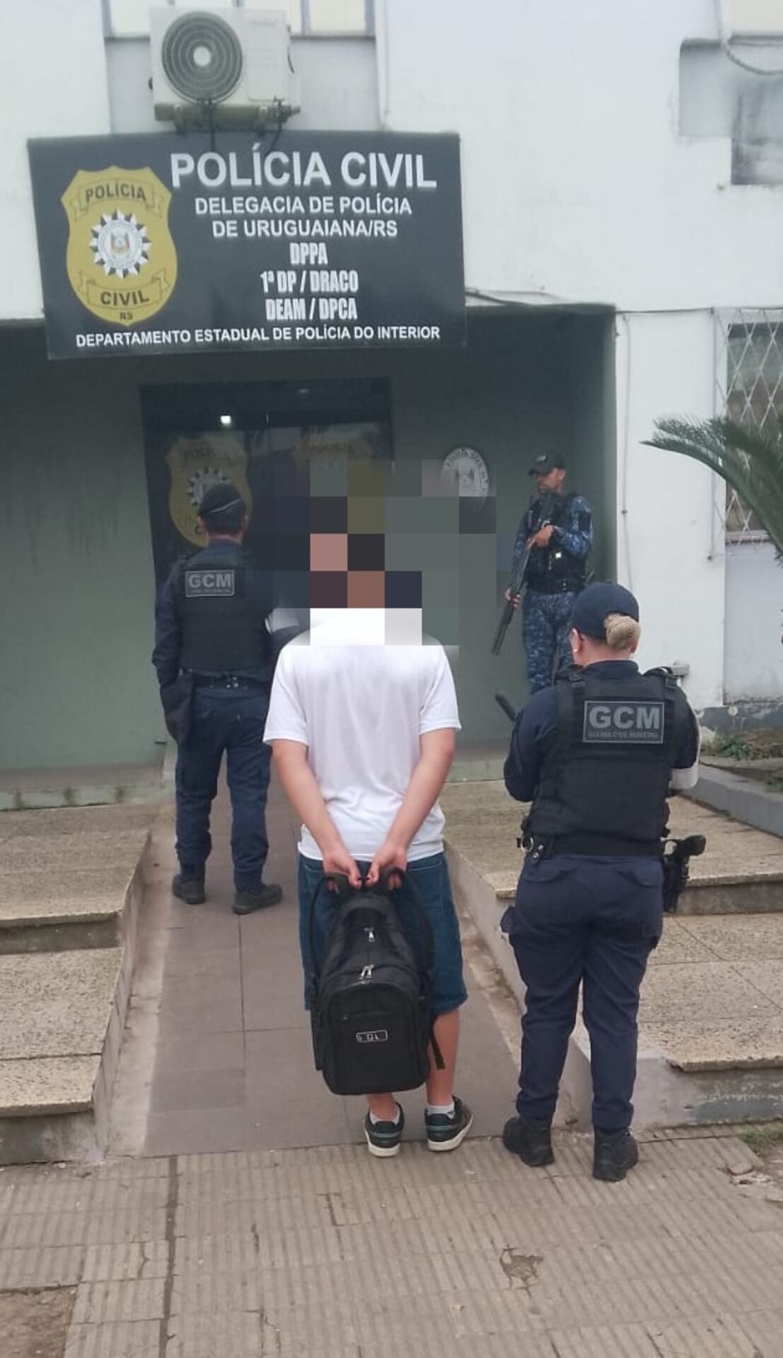 Jovem tinha 90 gramas de entorpecente dentro do sapato.