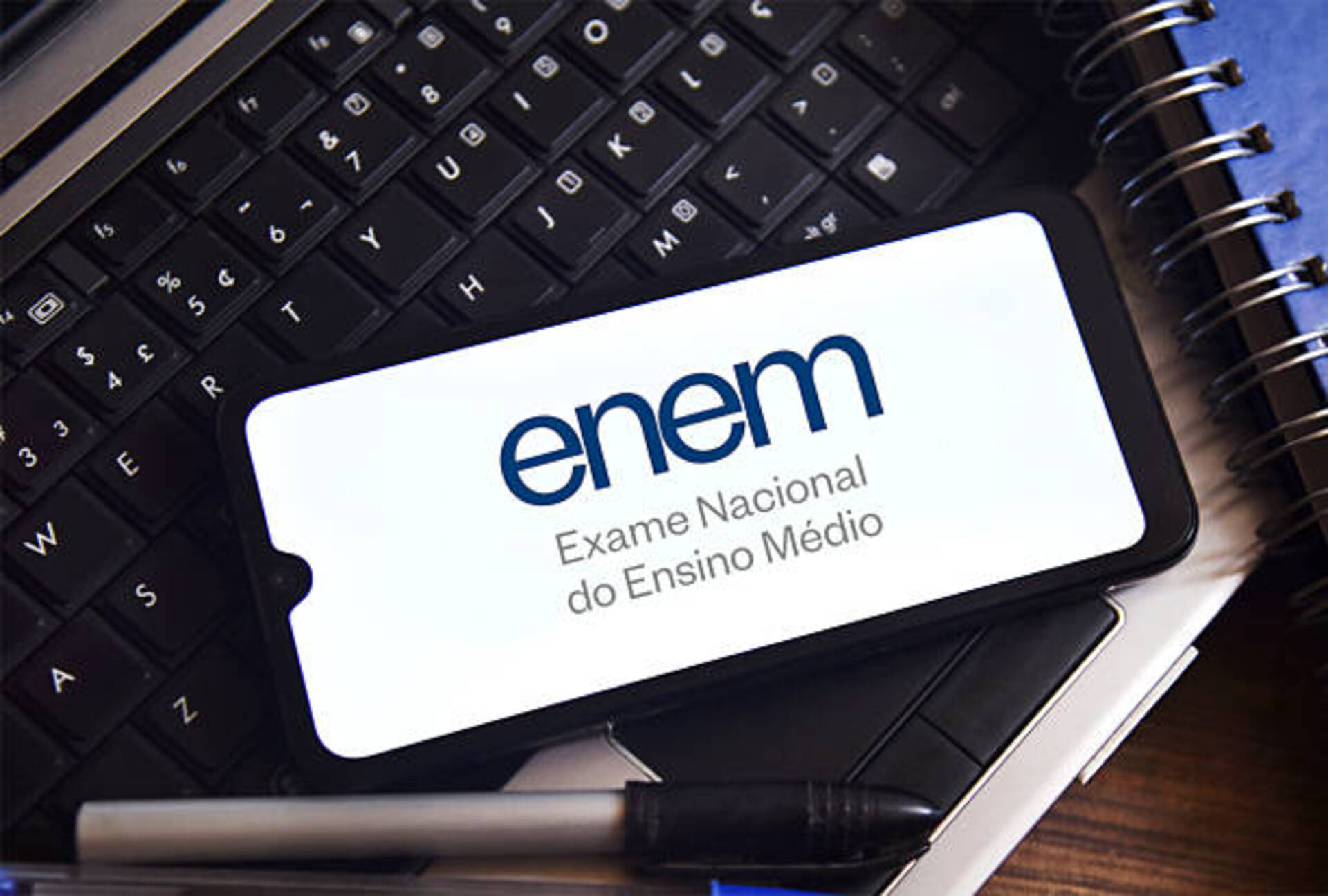 Cartão de confirmação traz informações sobre local, idioma e datas do exame.