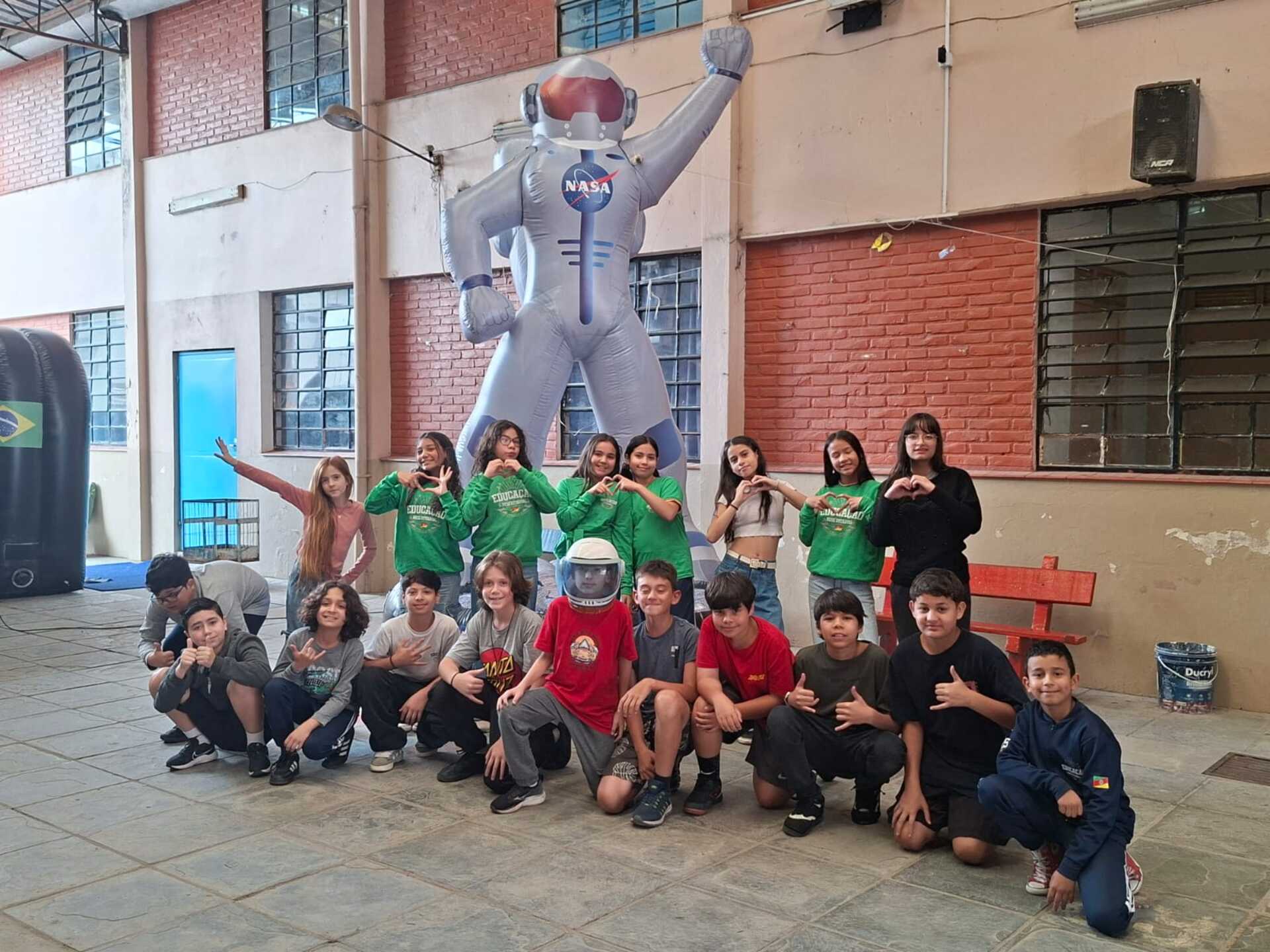 O projeto tem recebido apoio das direções escolares, que veem a oportunidade de democratizar o acesso ao conhecimento científico sem a necessidade de deslocamentos longos