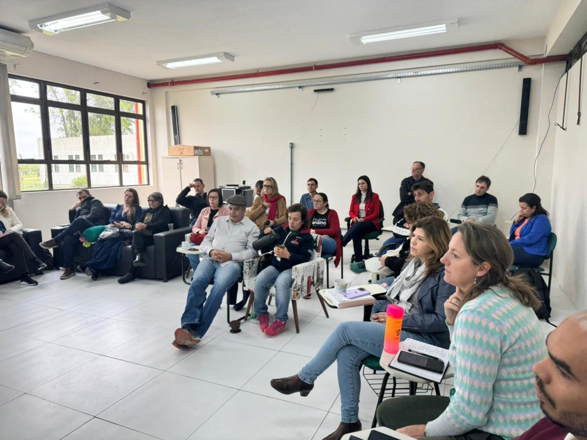 Entre os temas debatidos, destacou-se o andamento da obra do novo prédio do curso de Enologia, prevista para conclusão entre fevereiro e março de 2026. A visita reforça o compromisso da universidade com o fortalecimento do ensino, pesquisa e da convivência estudantil.