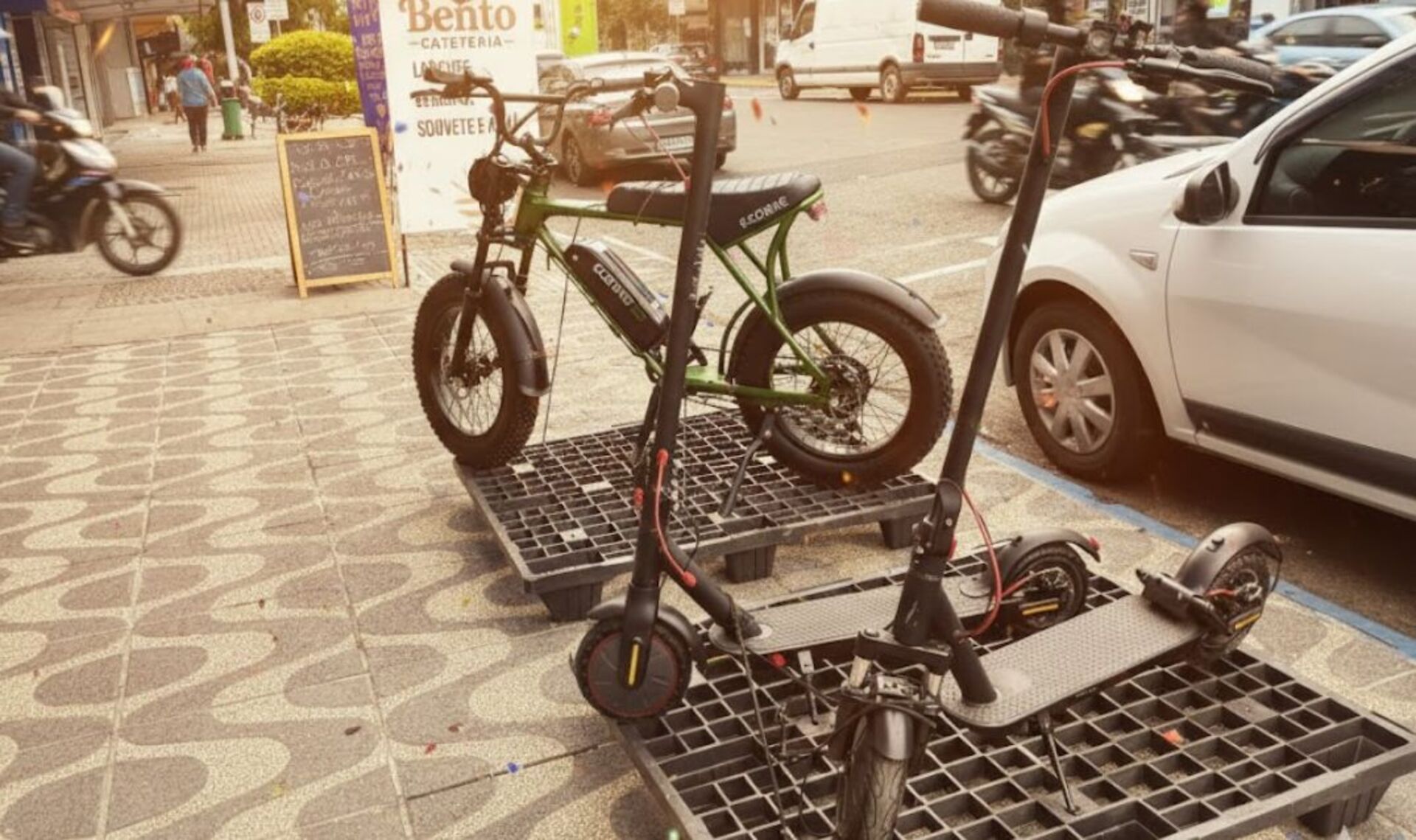 A partir de janeiro, ciclomotores elétricos e a combustão com potência entre 1000 e 4000 watts deverão cumprir CNH, capacete e placas, conforme Resolução 996/2023.