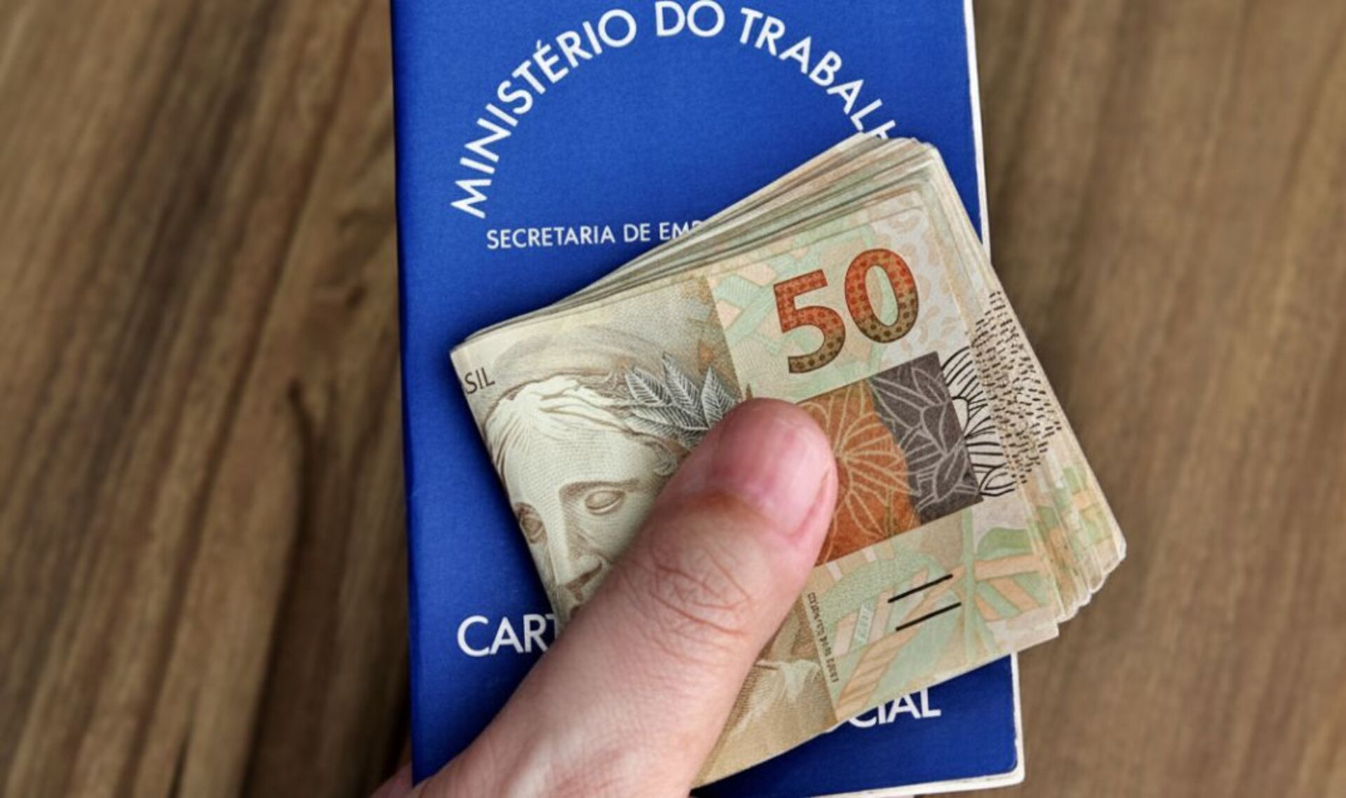 Antecipação do 13º salário dos servidores do Executivo gaúcho visa garantir o pagamento em dia e impulsionar a economia local.