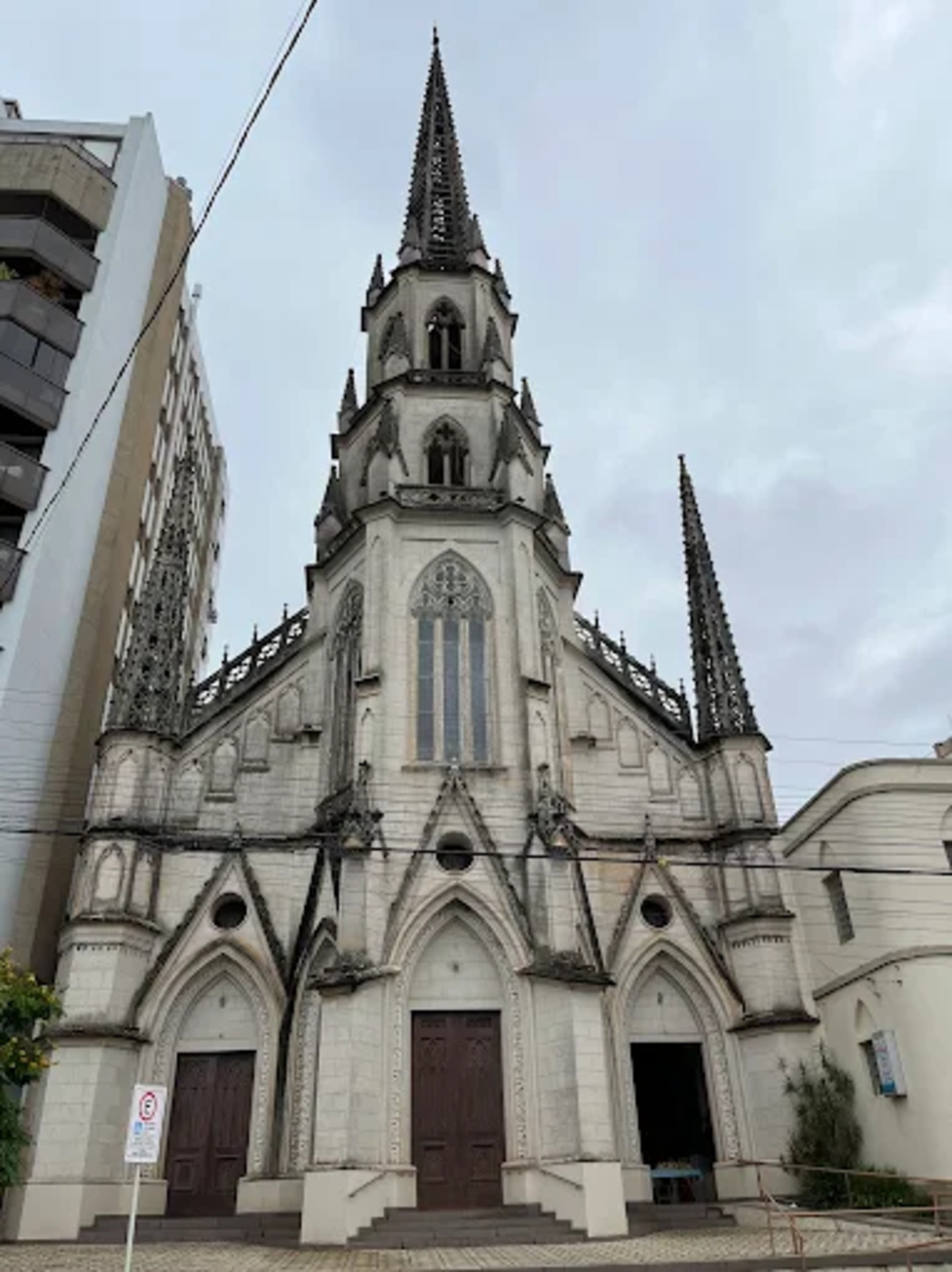 Comunidade se reúne em oração e confraternização na Igreja do Carmo.