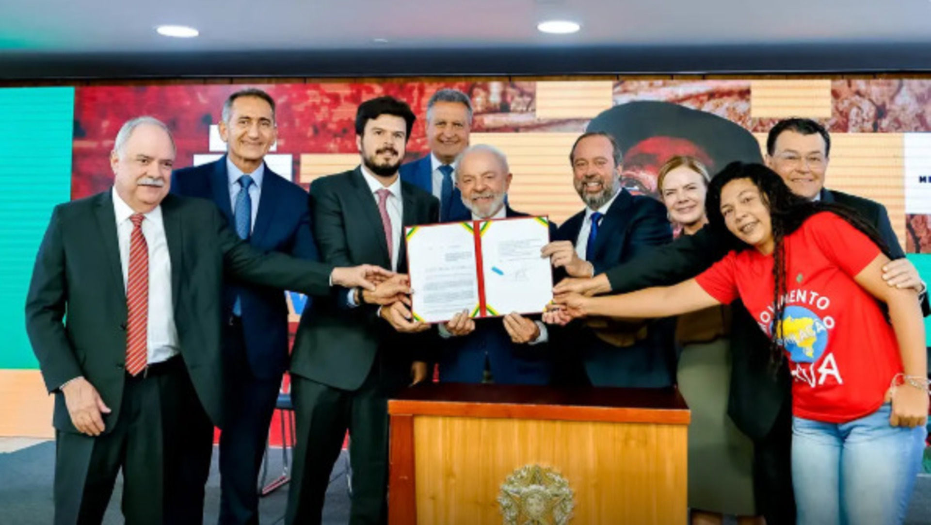 O programa beneficiará cerca de 60 milhões de brasileiros com tarifa social de energia elétrica.