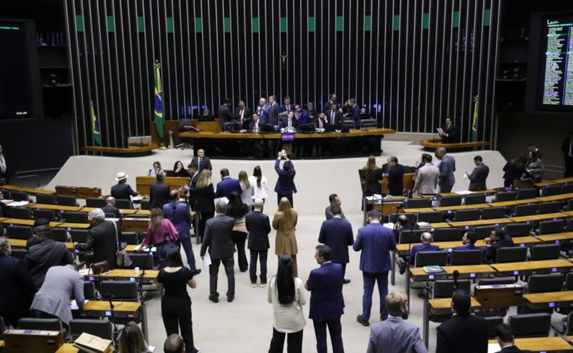 Proposta prevê até 12 anos de prisão para quem usar pessoas como escudo e aumenta punições para roubo e extorsão.