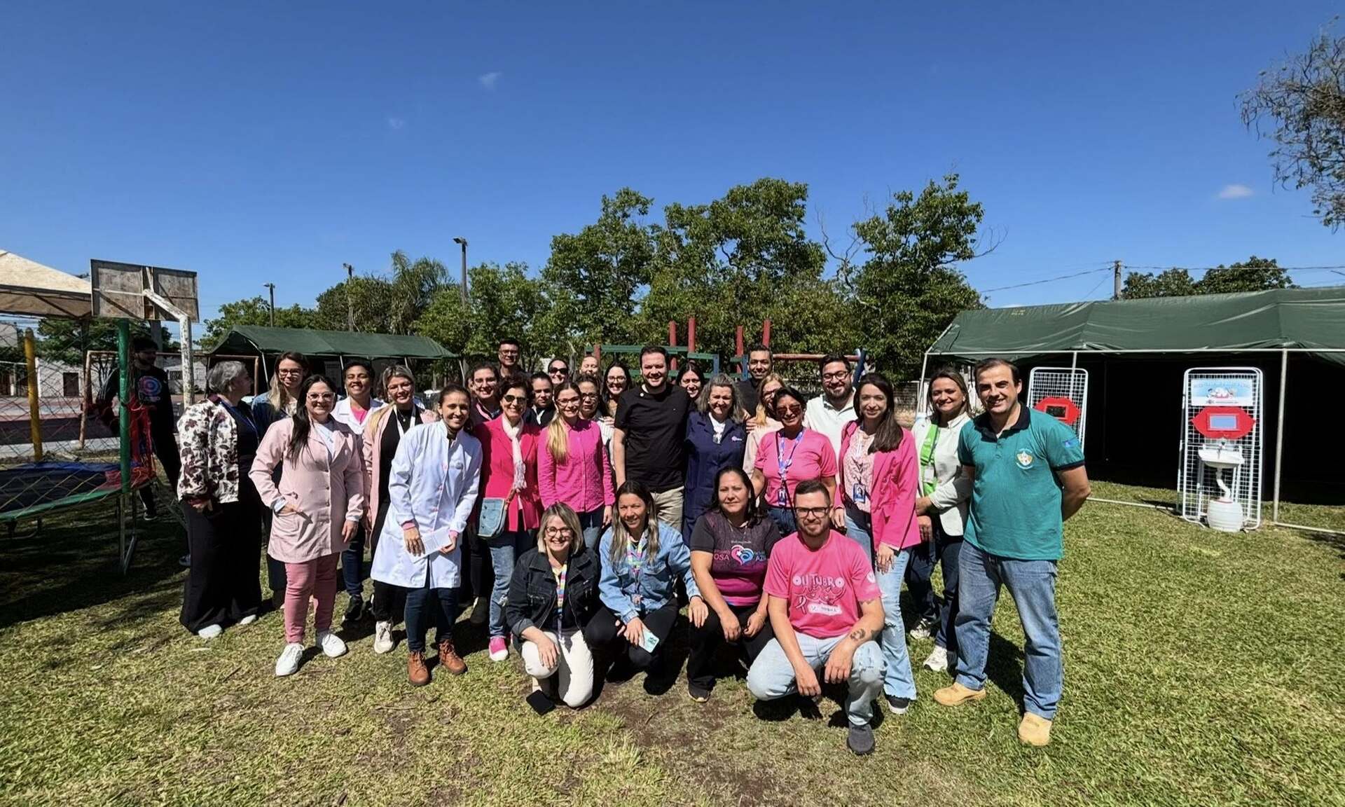 Mulheres participaram de exames, testes rápidos e orientações durante o Dia Rosa, fortalecendo a prevenção coletiva