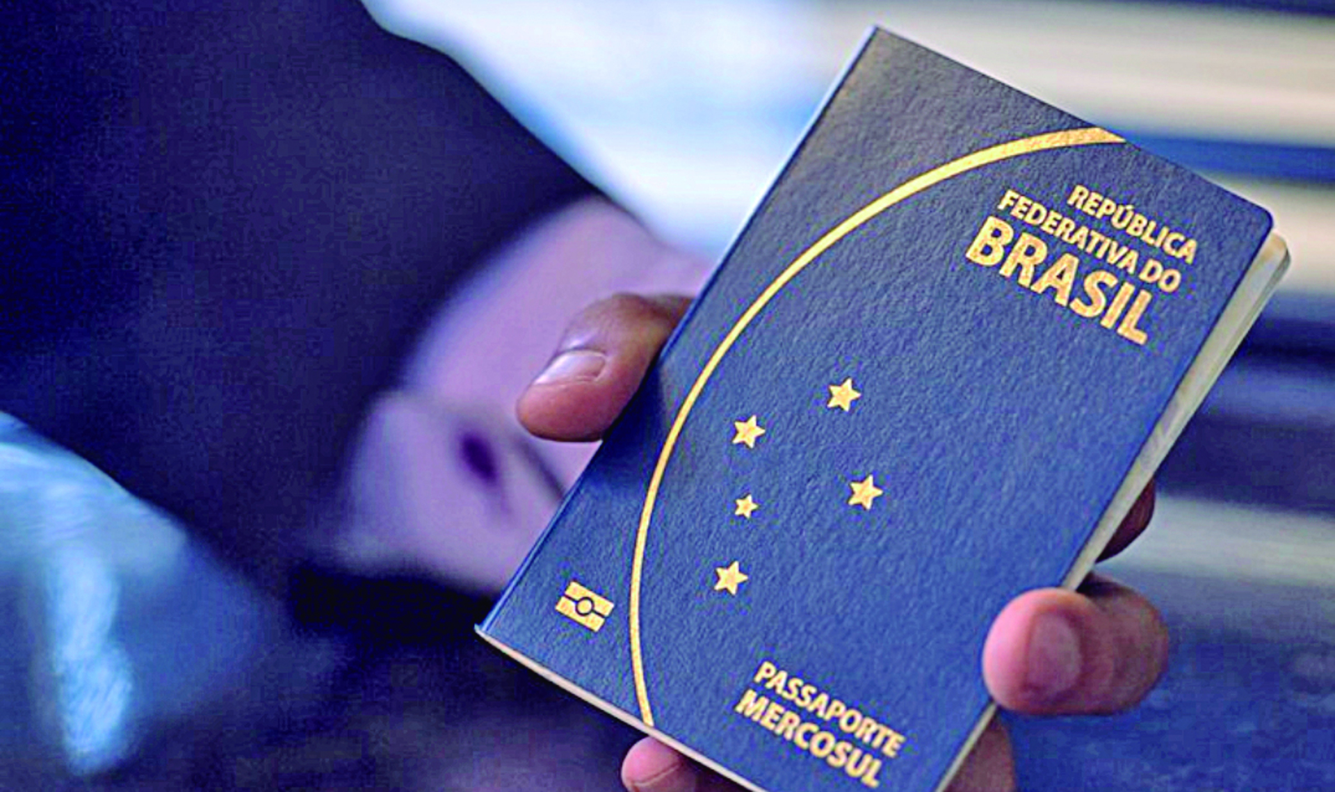 Servidores da Polícia Federal alertam sobre risco de paralisação na emissão de passaportes devido à falta de recursos.