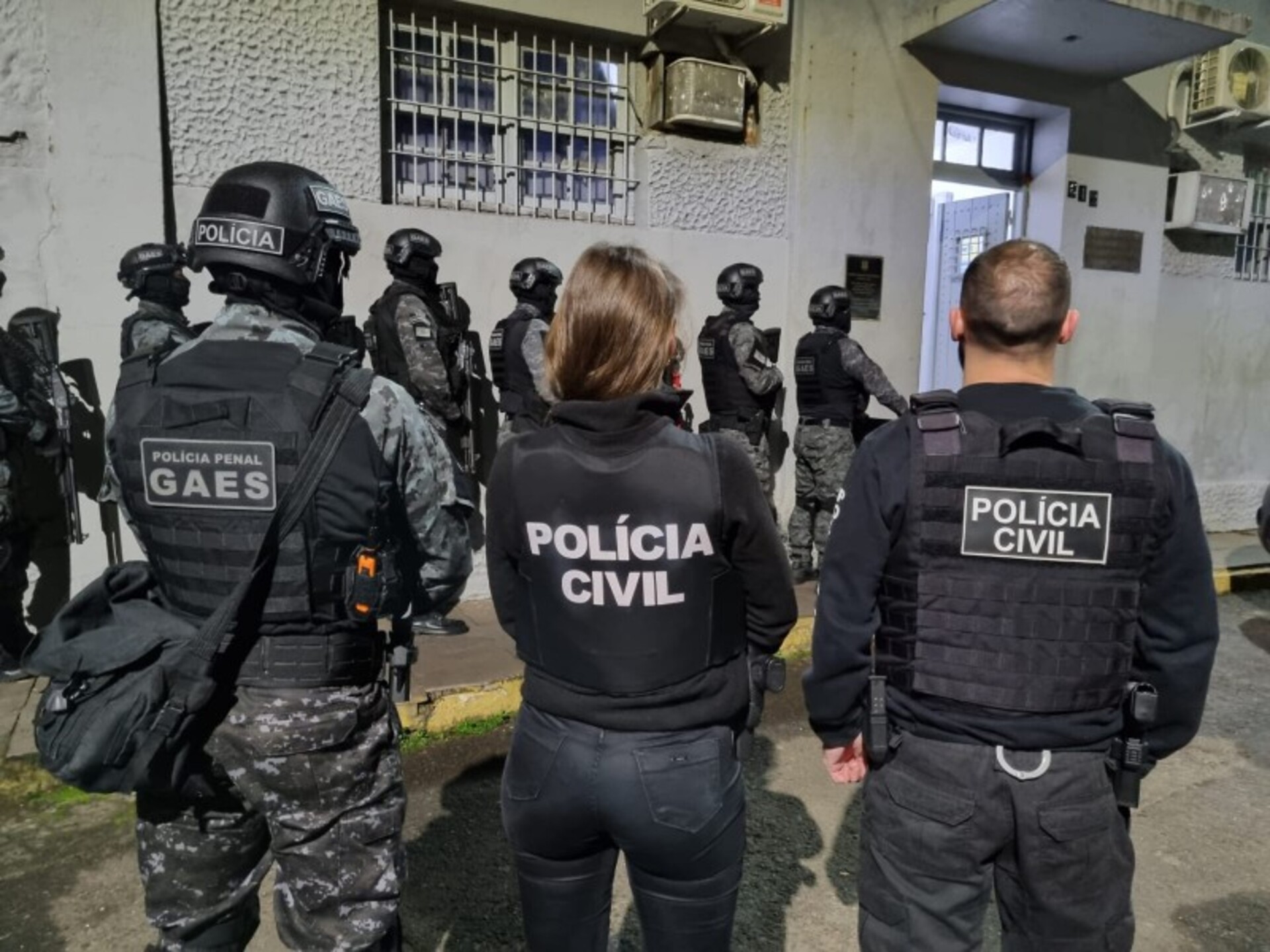 O concurso terá provas objetivas e redação em Porto Alegre e região metropolitana em 18/01/2026, além de teste de aptidão física, avaliação psicológica e curso de formação profissional. O certame reserva vagas para pessoas com deficiência, negras, trans e indígenas, seguindo normas de inclusão.