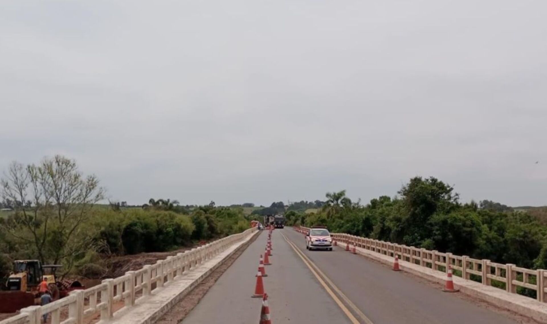 Veículos leves circulam em meia pista, pelo sistema Pare e Siga, garantindo segurança durante a manutenção. A medida visa reforçar a ponte e manter o tráfego seguro em uma das principais rodovias do Rio Grande do Sul.
