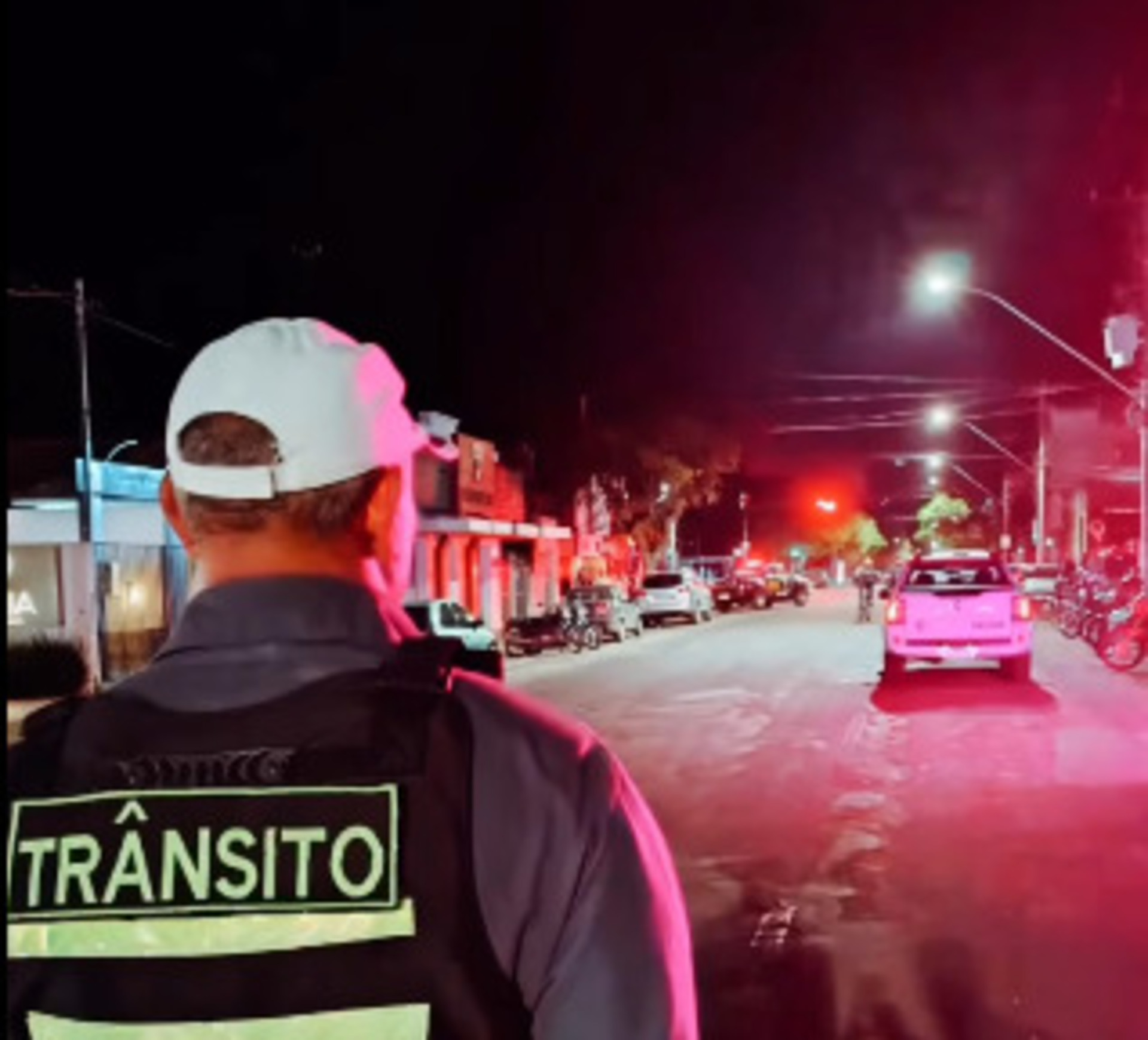 Equipes da Guarda Municipal e agentes de trânsito atuaram na fiscalização em bares e boates.