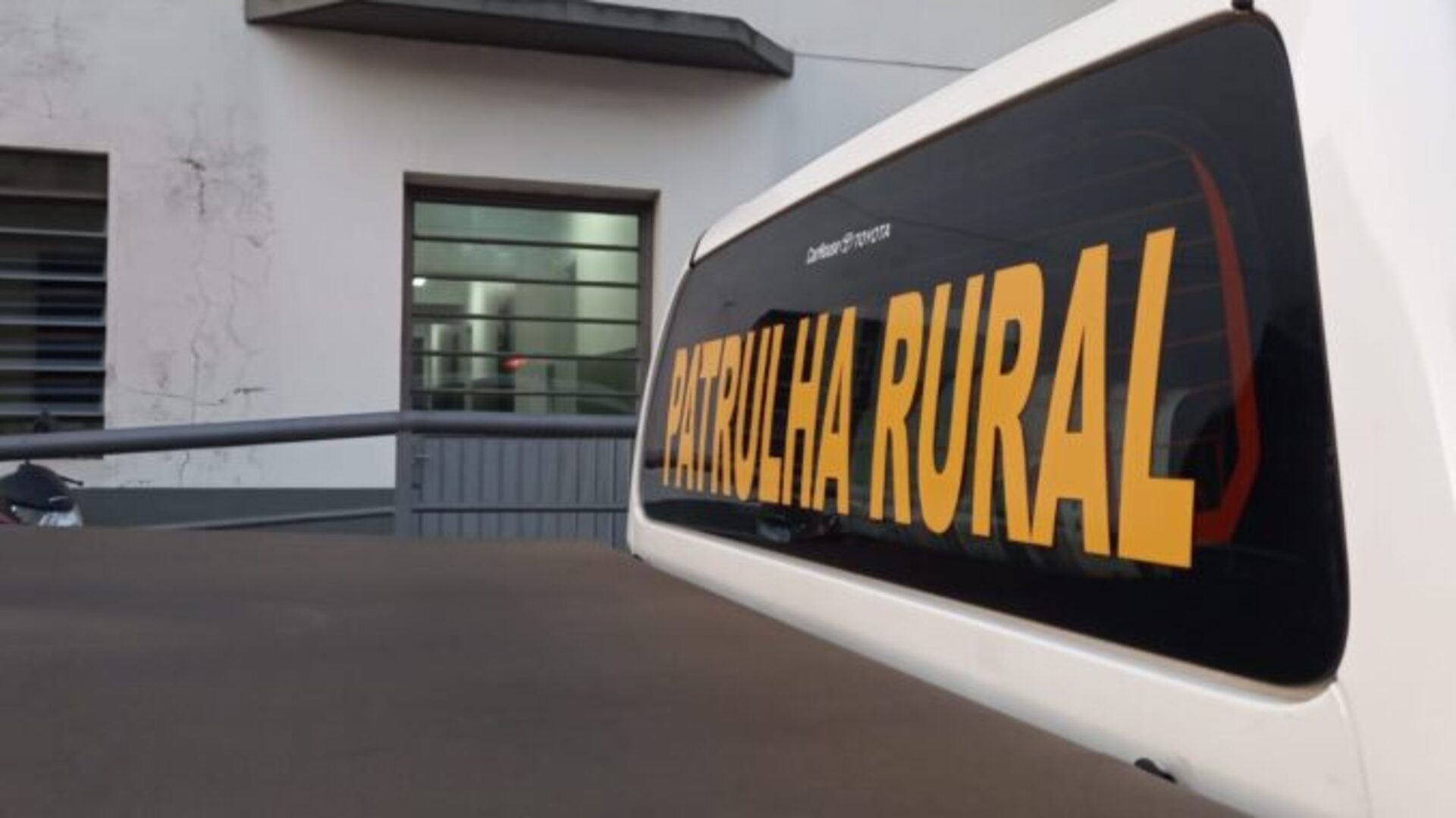 O suspeito tentou se esconder em um banhado próximo a um açude, mas foi detido e encaminhado à UPA para exame de corpo de delito, seguindo para a Delegacia de Polícia. A ação integra o patrulhamento rotineiro da corporação na zona urbana e rural.