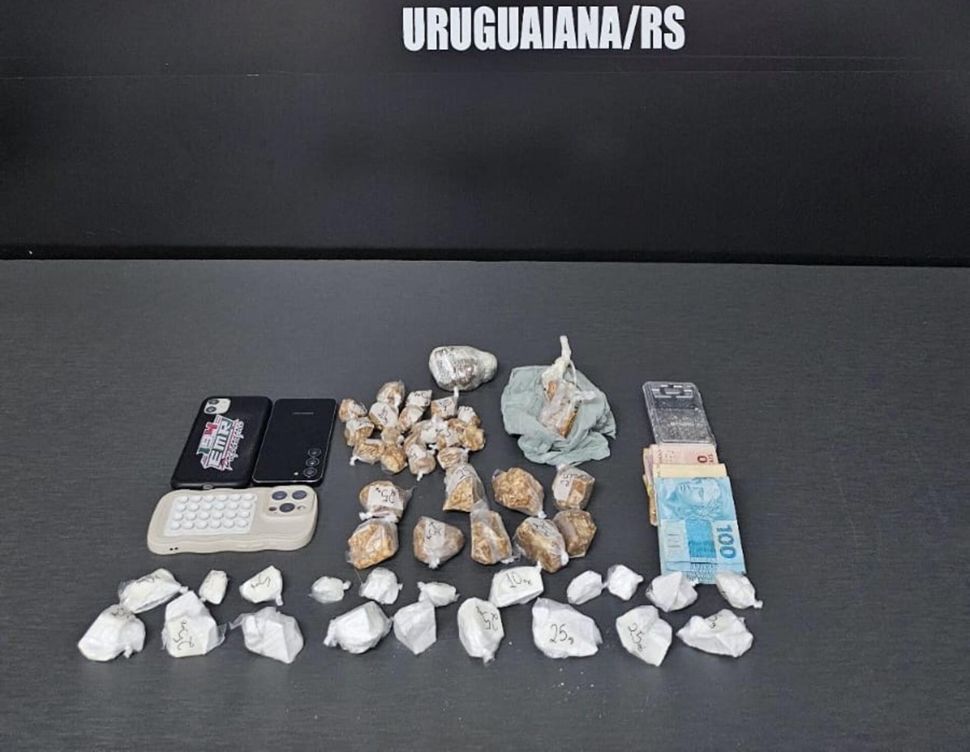 Materiais apreendidos durante a operação: drogas, dinheiro e celulares foram encontrados.