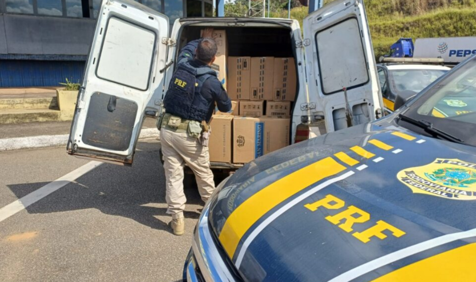 A mercadoria, distribuída em 60 caixas, saiu de Santo Antônio das Missões com destino a Santana do Livramento. A operação reforça o combate ao contrabando na Fronteira Oeste e busca proteger arrecadação fiscal, comércio legal e segurança nas rodovias federais.