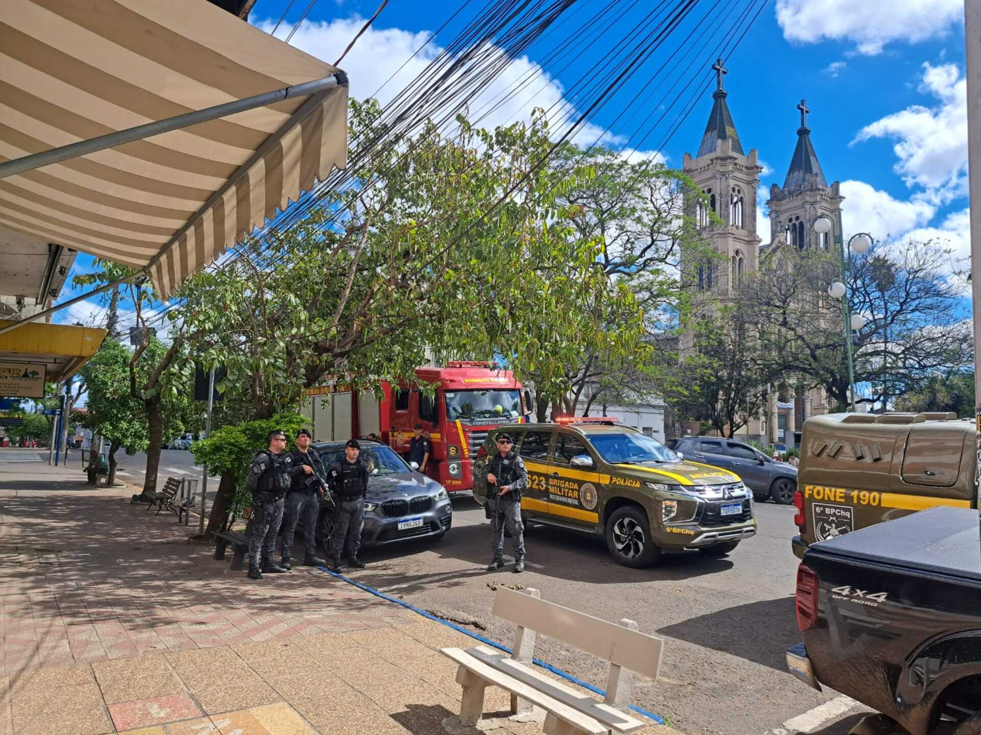 Militares isolaram a via e conseguiram conter a jovem em segurança.