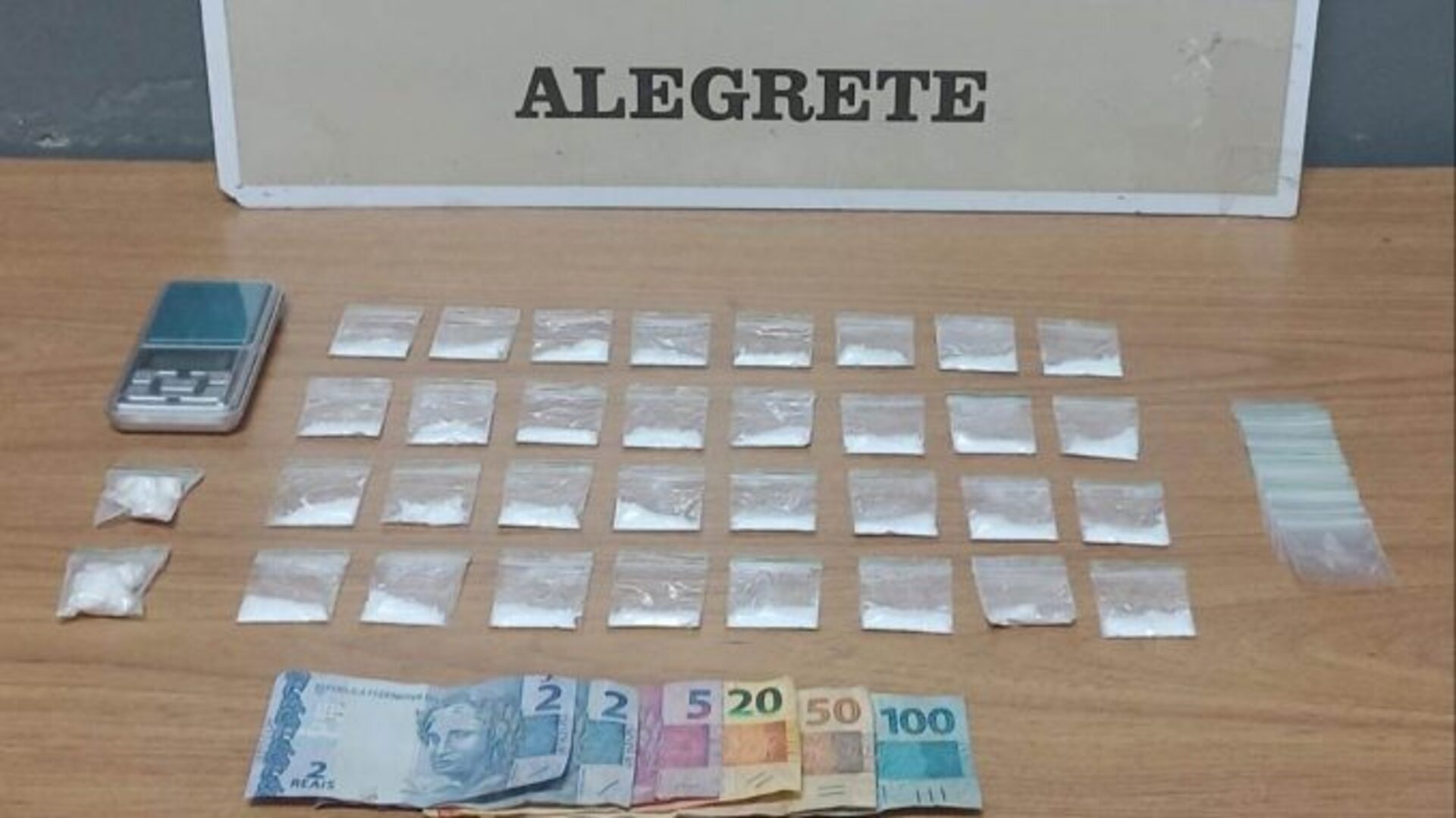 BM encontrou um pote de chicletes contendo oito porções de cocaína, todas embaladas em pequenos sacos plásticos.