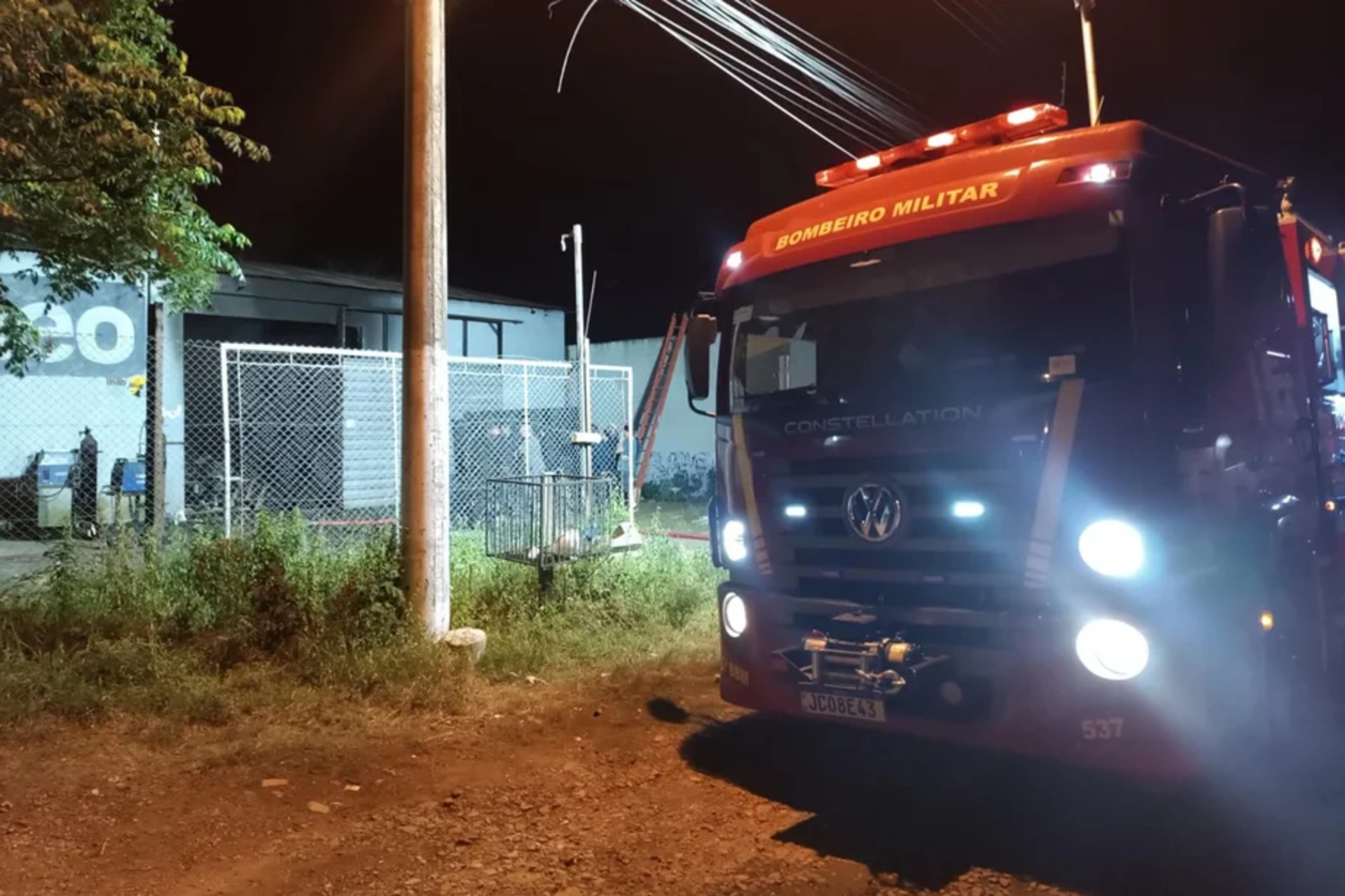 Equipes do Corpo de Bombeiros atuaram por horas para conter o fogo que destruiu o galpão.