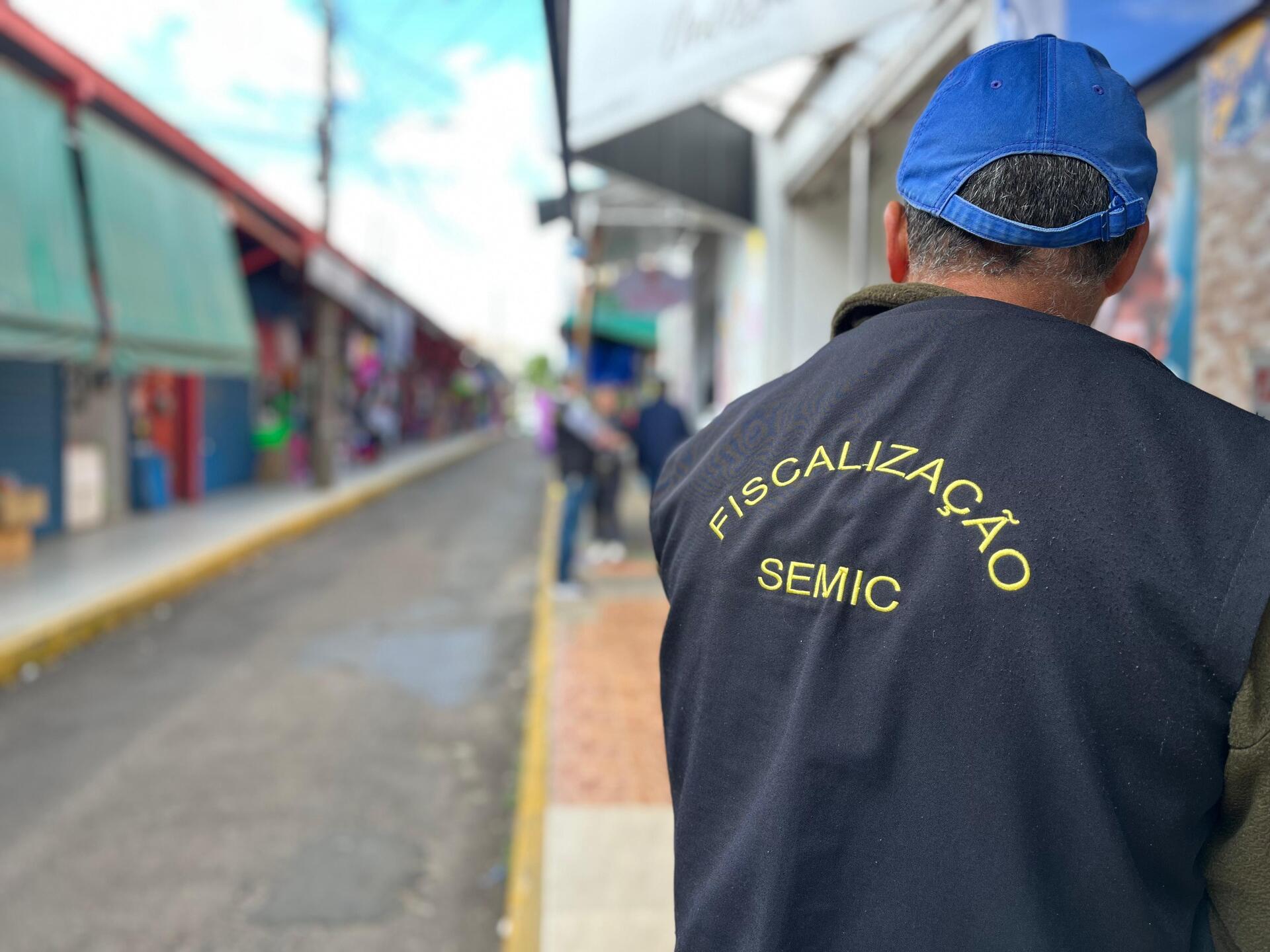 Equipe da Semude orienta comerciantes para garantir calçadas livres e acessíveis