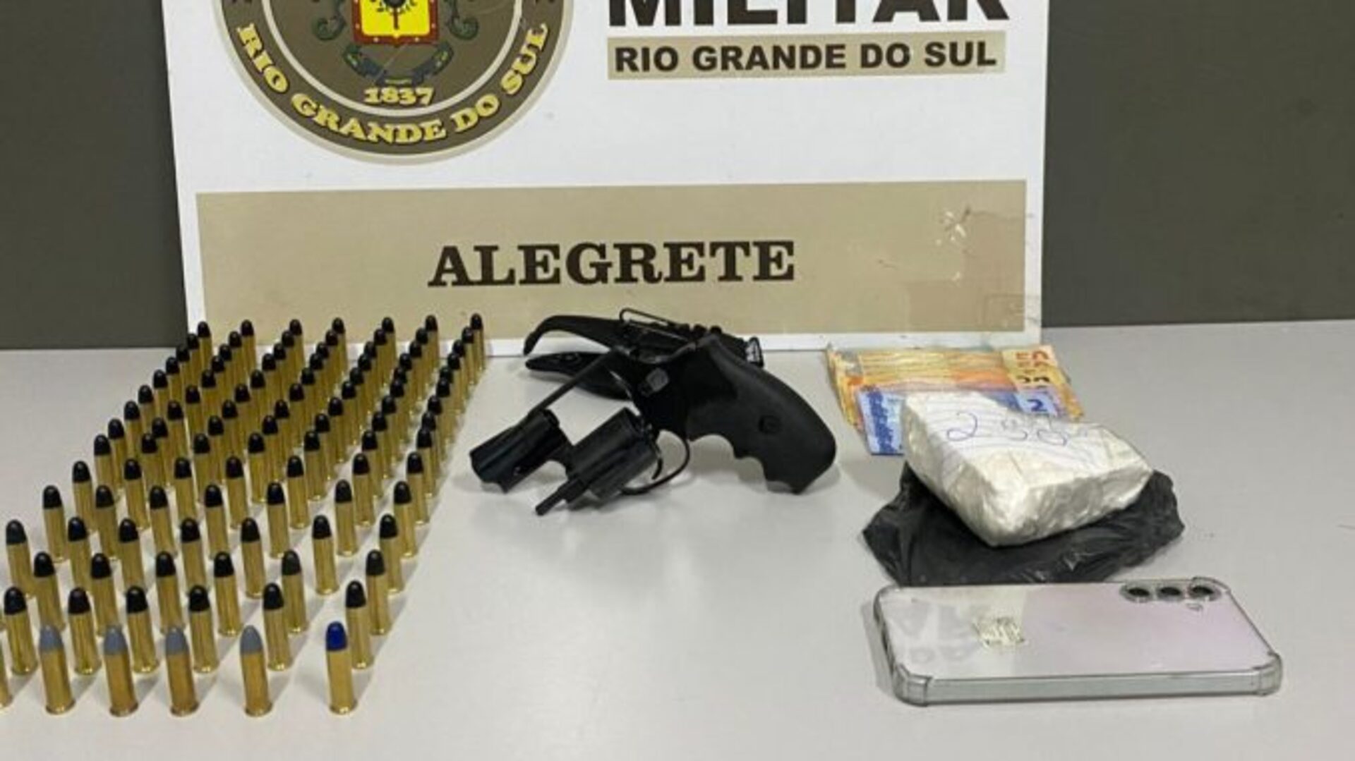 Flagrante ocorreu após denúncia sobre carro suspeito de distribuir drogas na cidade.