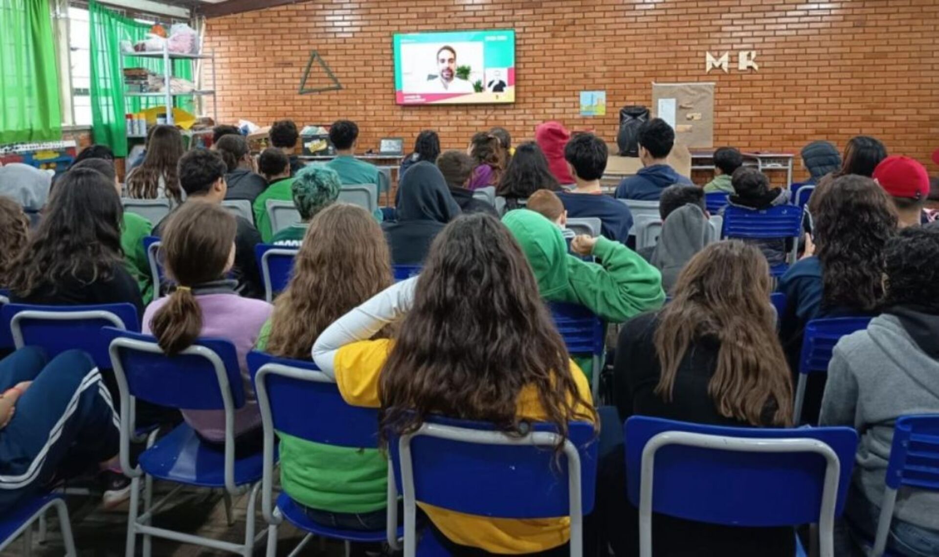 Cada instituição deve publicar sua proposta no Instagram, marcar @seducrs e usar a hashtag #MascoteSAEB2025 até 12/10. Uma comissão escolherá os 10 melhores desenhos, que passarão por votação pública. O vencedor será o mascote oficial do Saeb no RS.