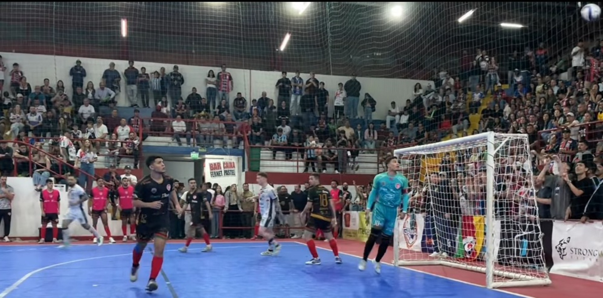 Precisando vencer no tempo normal para forçar a prorrogação, a Uruguaianense impôs ritmo intenso desde o início