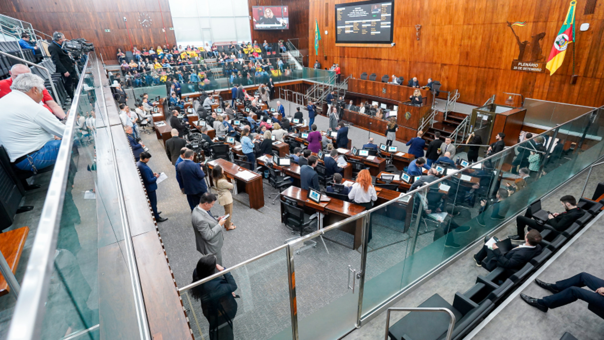 O PL 347/2025 recebeu 35 votos favoráveis e 12 contrários