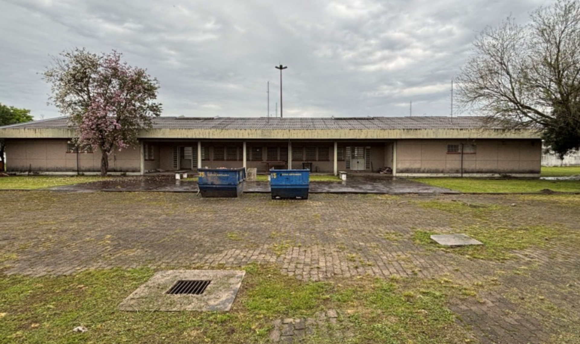 Com investimento de R$ 1,3 milhão, a obra deve gerar 53 novas vagas no sistema prisional da região. O espaço contará com celas coletivas e individuais, além de áreas de trabalho, pátios e setores administrativos. A entrega está prevista para o início de 2026.