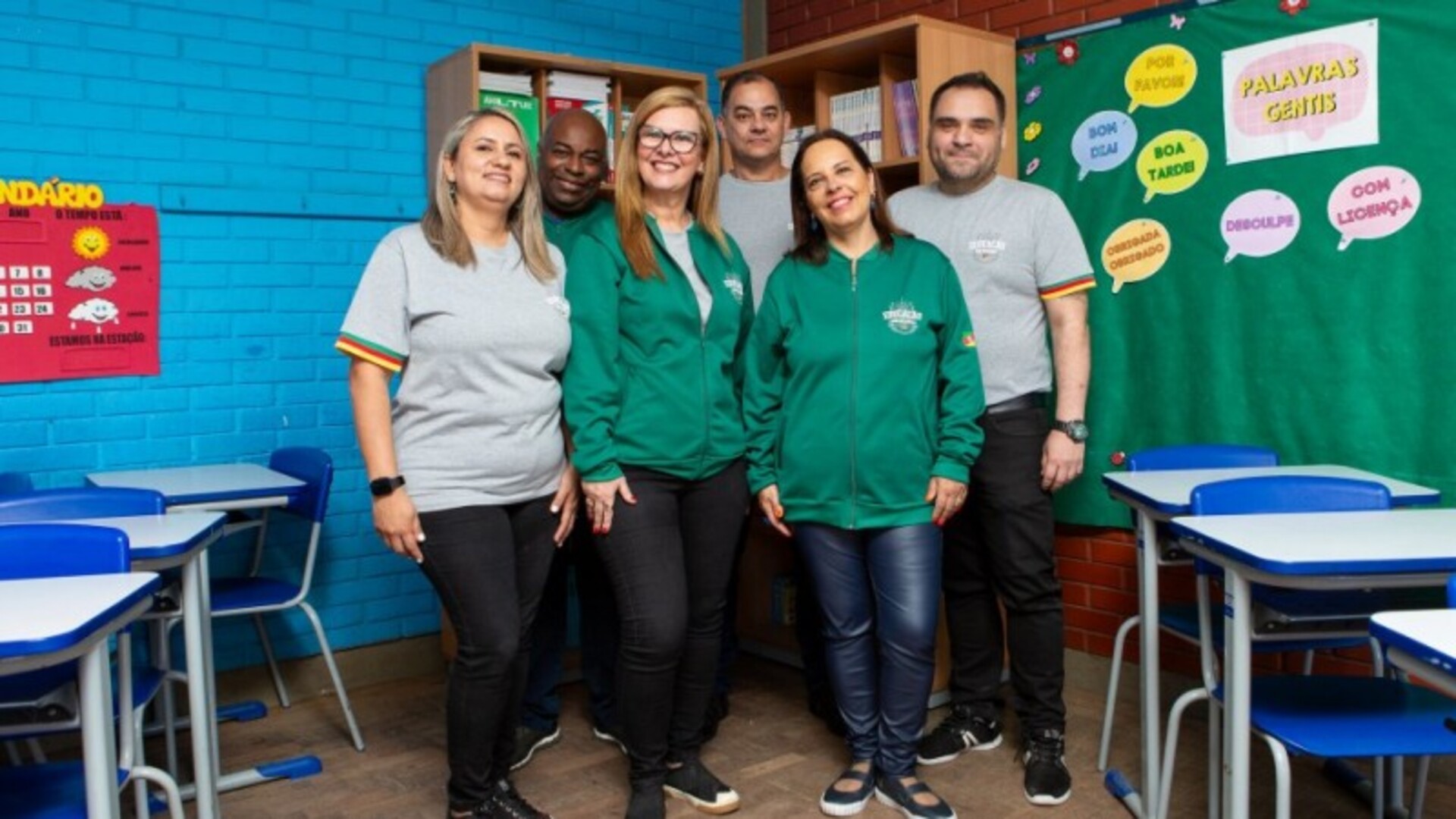 Conjuntos de uniforme incluem duas camisetas e uma jaqueta com identidade visual da Rede Estadual para professores.