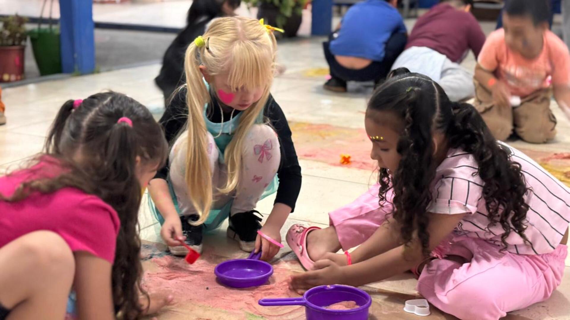 Atividades como pintura suspensa e slackline estimulam criatividade e desenvolvimento infantil. 