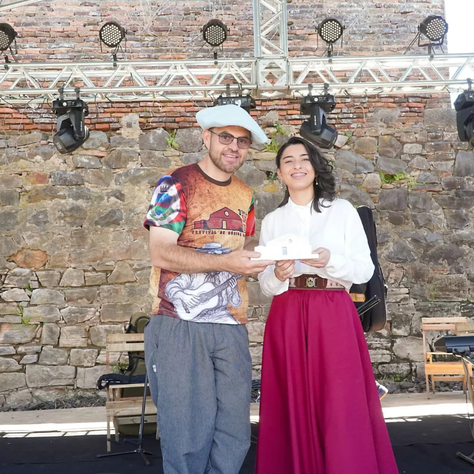 Maria Pya de Oliveira comemora o troféu conquistado no Canto ao Saladeirinho, evento paralelo que revelou jovens talentos em Quaraí.