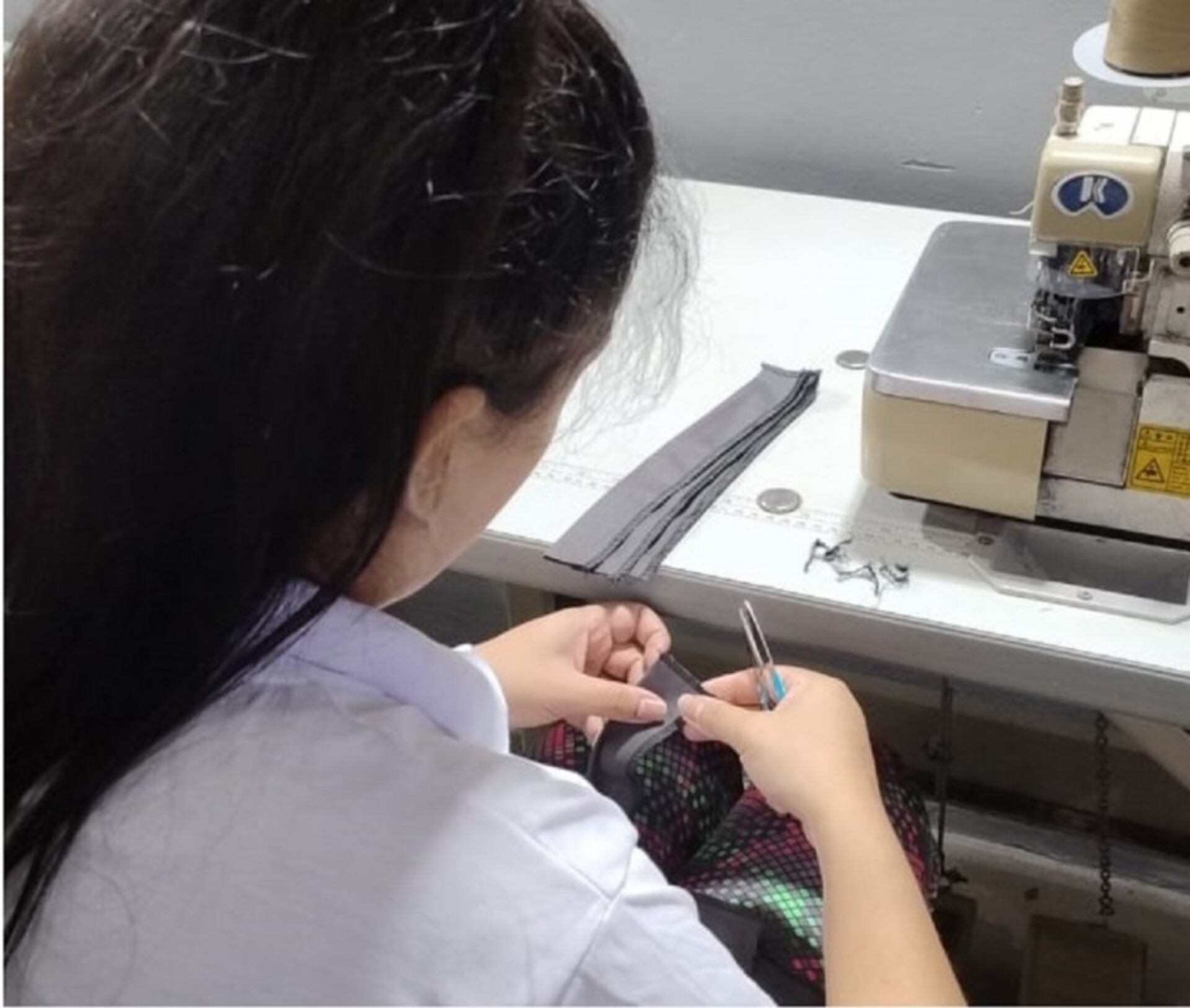Detentas receberam treinamento de 60 horas e iniciaram a produção de insumos para bombachas, garantindo acompanhamento técnico e aprendizado profissional.