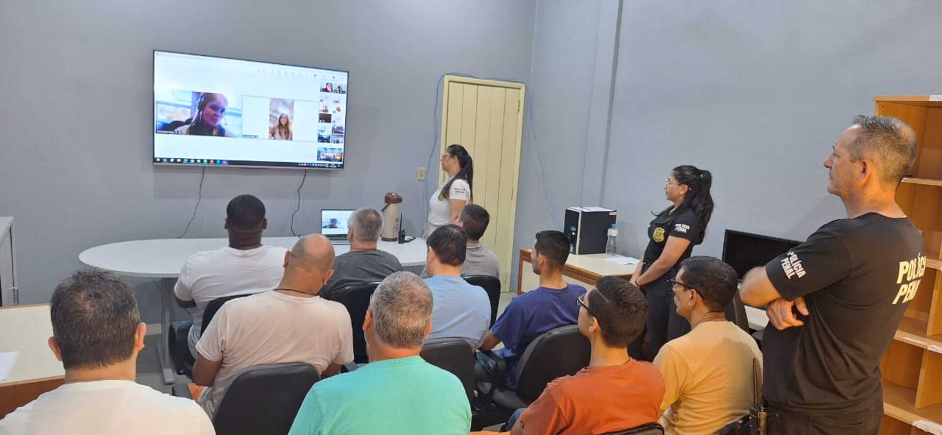 Detentos da PMEU acompanham a 5ª edição da Feira do Livro do Sistema Prisional.