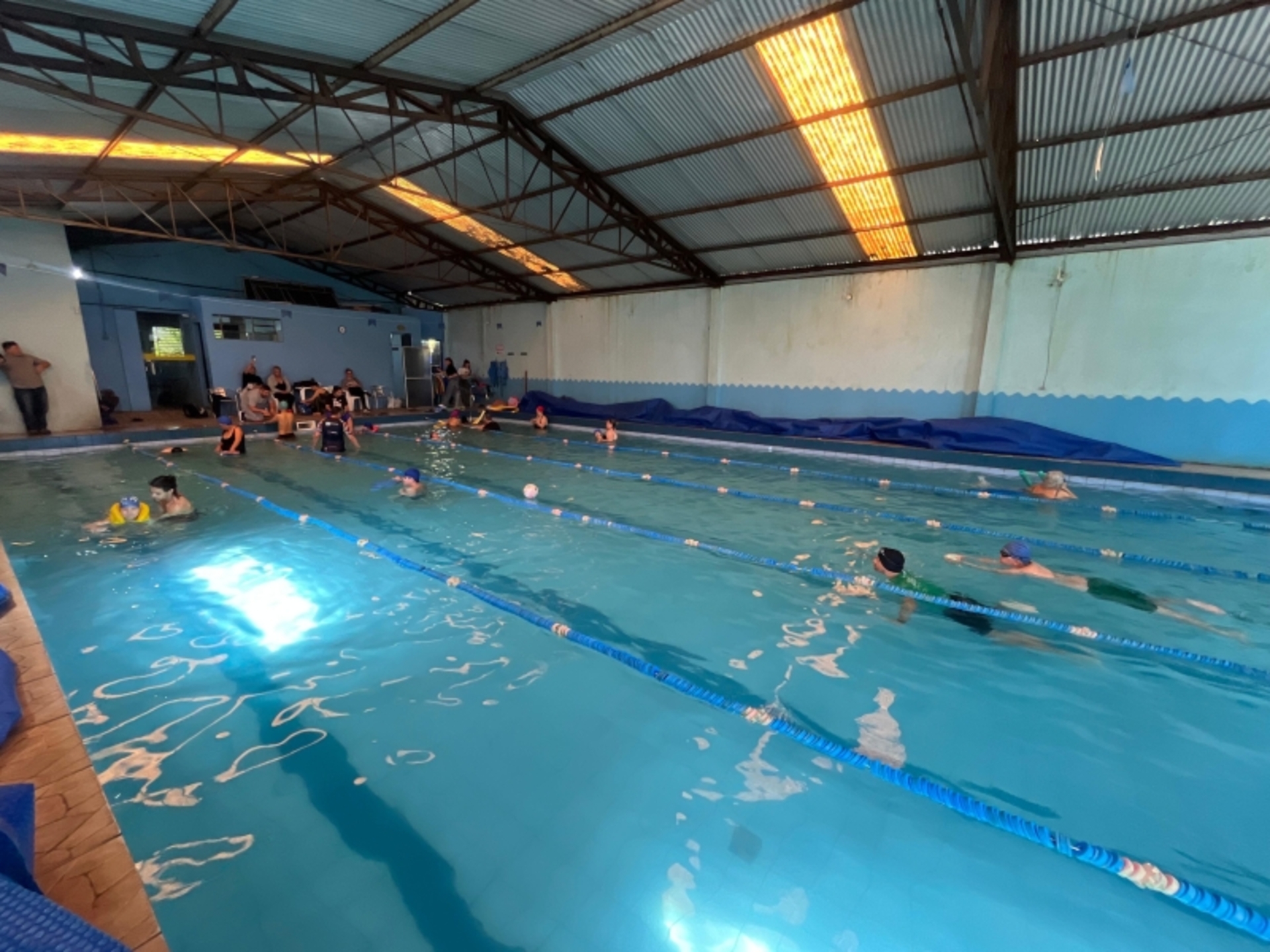 Ação reúne Bombeiros e Smel em atividades teóricas e práticas sobre segurança aquática na piscina da academia Ultra Fitness.