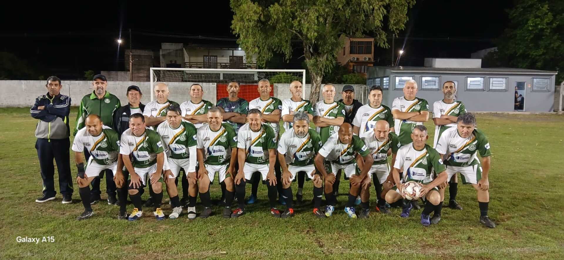 Jogadores aguardam a retomada da partida entre Vitórino e Habilidoso após interrupção por mau tempo.