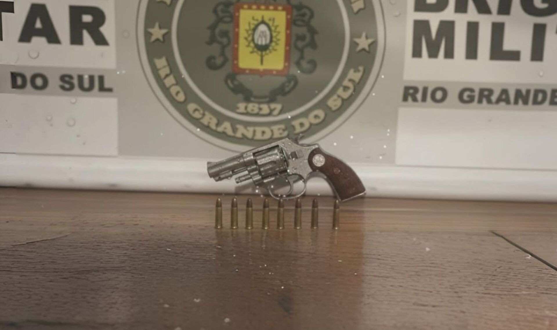Na noite de segunda-feira, a Brigada Militar prendeu um homem suspeito de ameaçar e tentar agredir a companheira e as filhas dela. Um revólver calibre .22 com oito munições foi apreendido durante a ação.