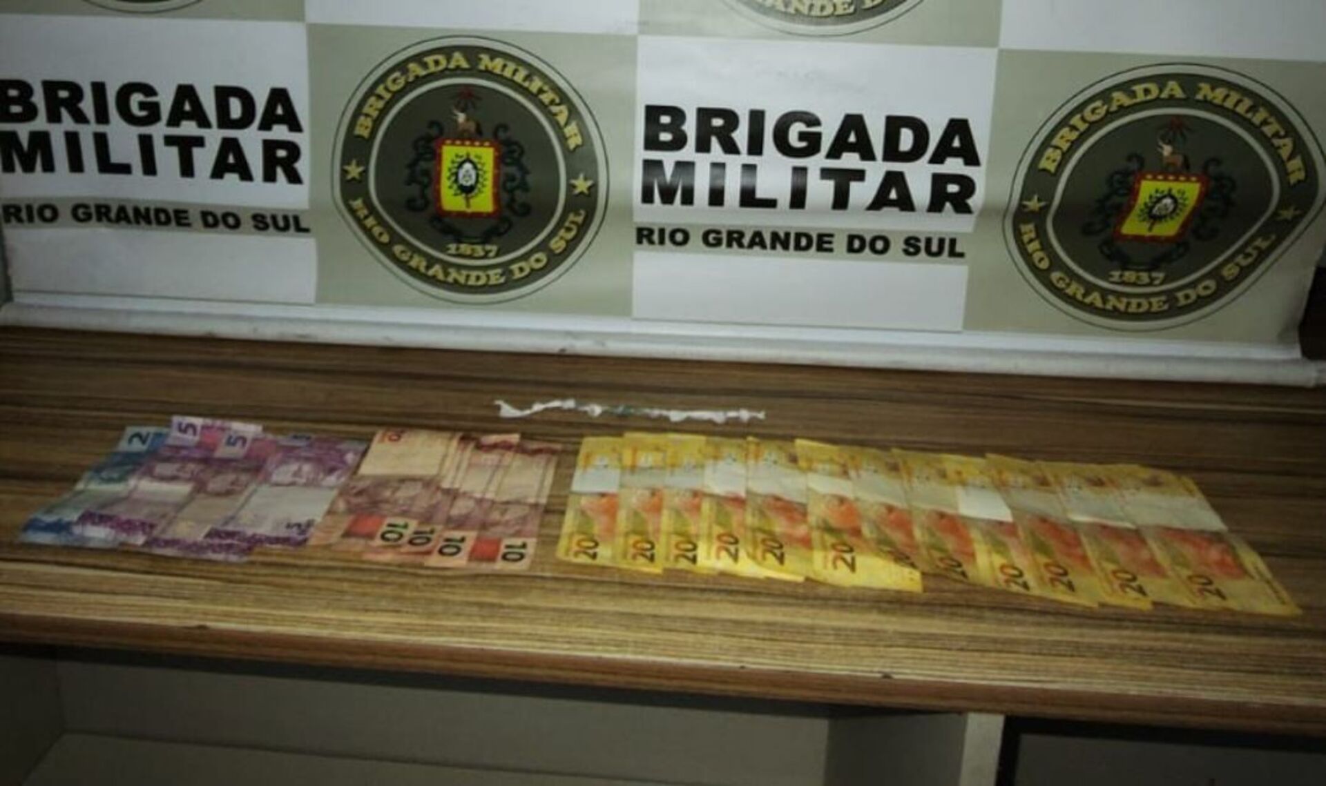 Na madrugada de terça-feira, a Brigada Militar apreendeu oito porções de crack e R$ 297 durante patrulhamento na Rua Monteiro Lobato, em Tabajara Brites. Um dos suspeitos tentou fugir, mas foi detido.