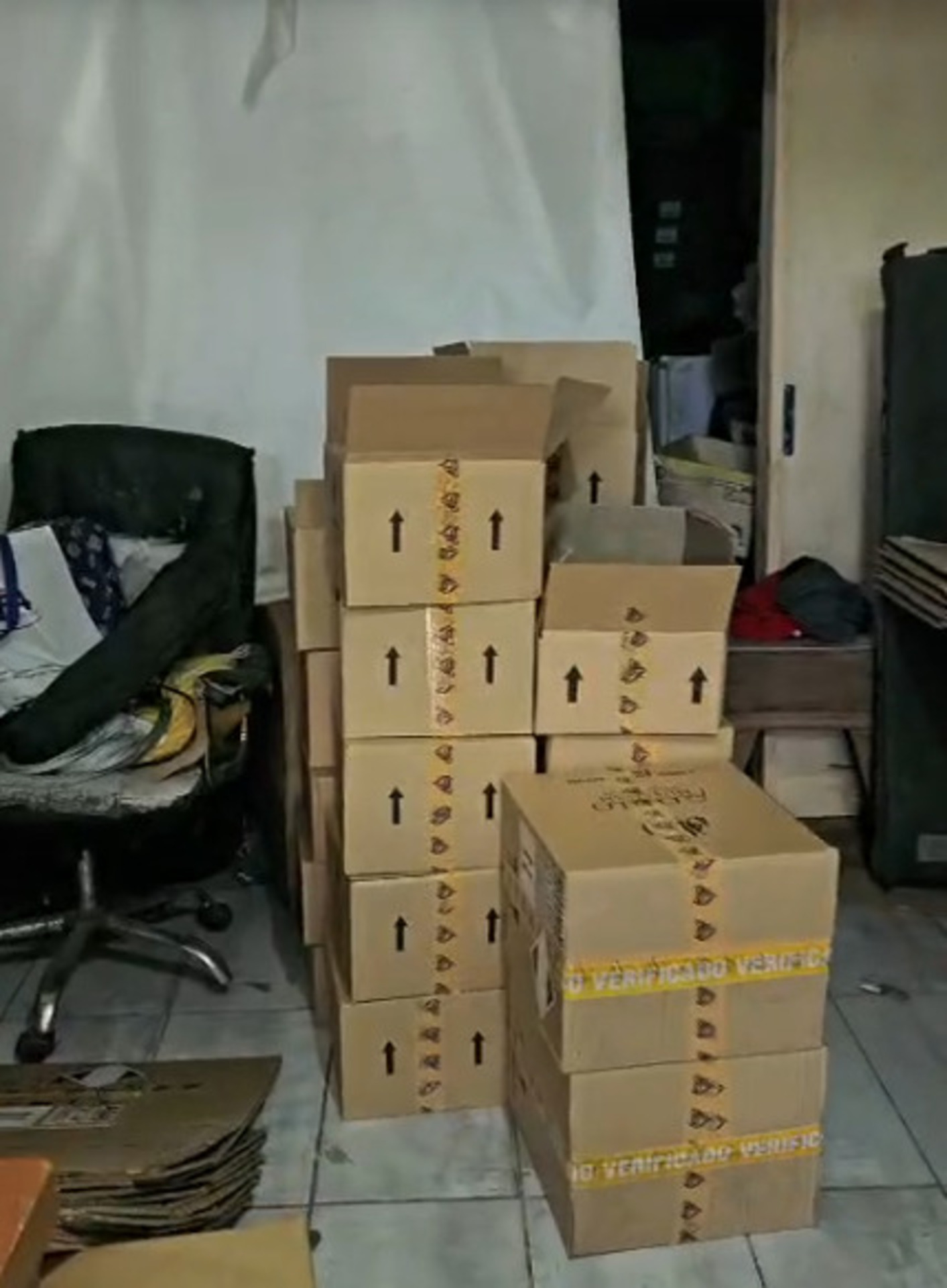 Depósito clandestino armazenava perfumes e materiais odontológicos que entraram no país fora da cota legal.