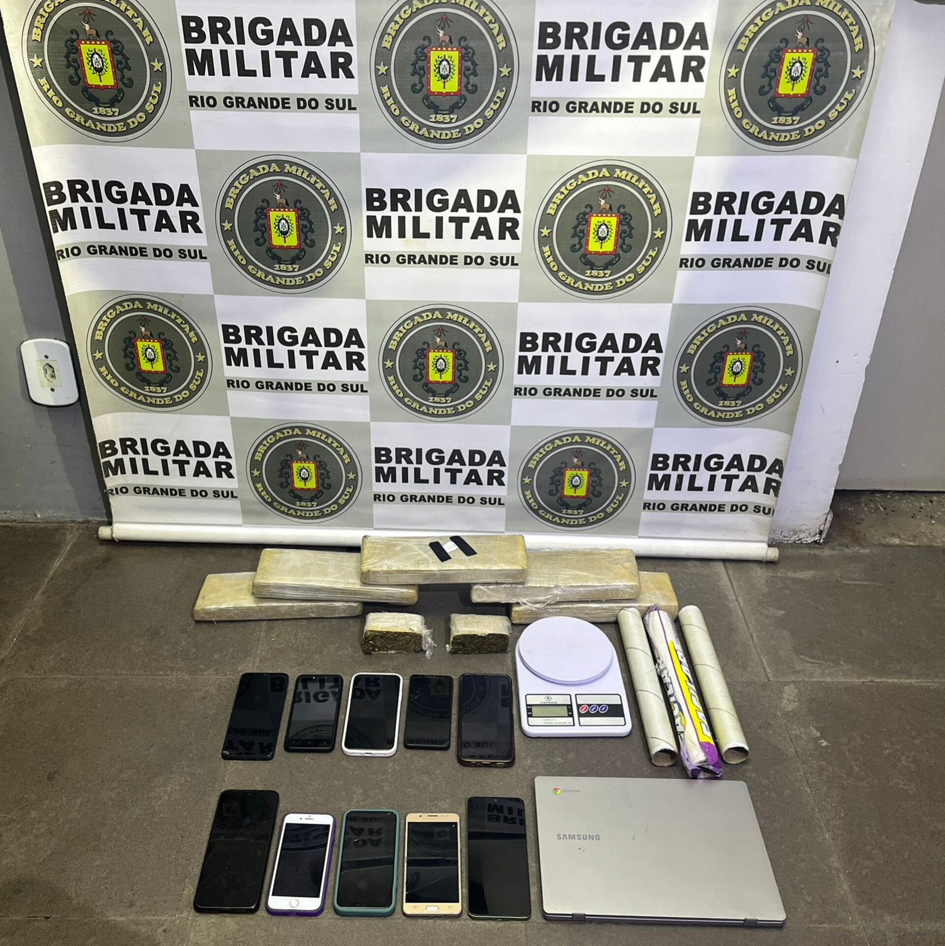 Droga e equipamentos apreendidos durante ação policial no bairro São Miguel.