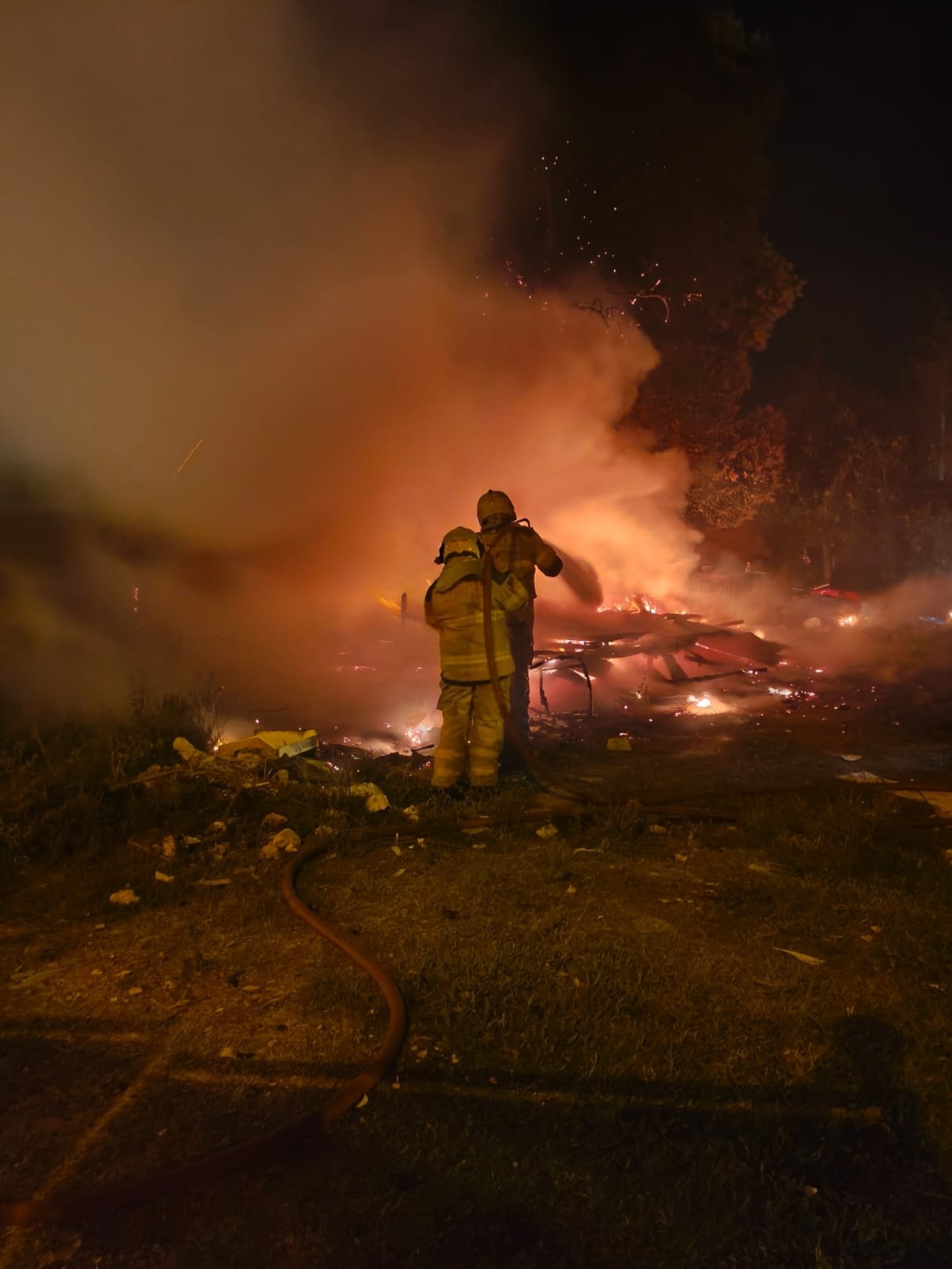 Imóvel foi consumido pelo fogo, mas equipe impediu propagação para casas vizinhas.