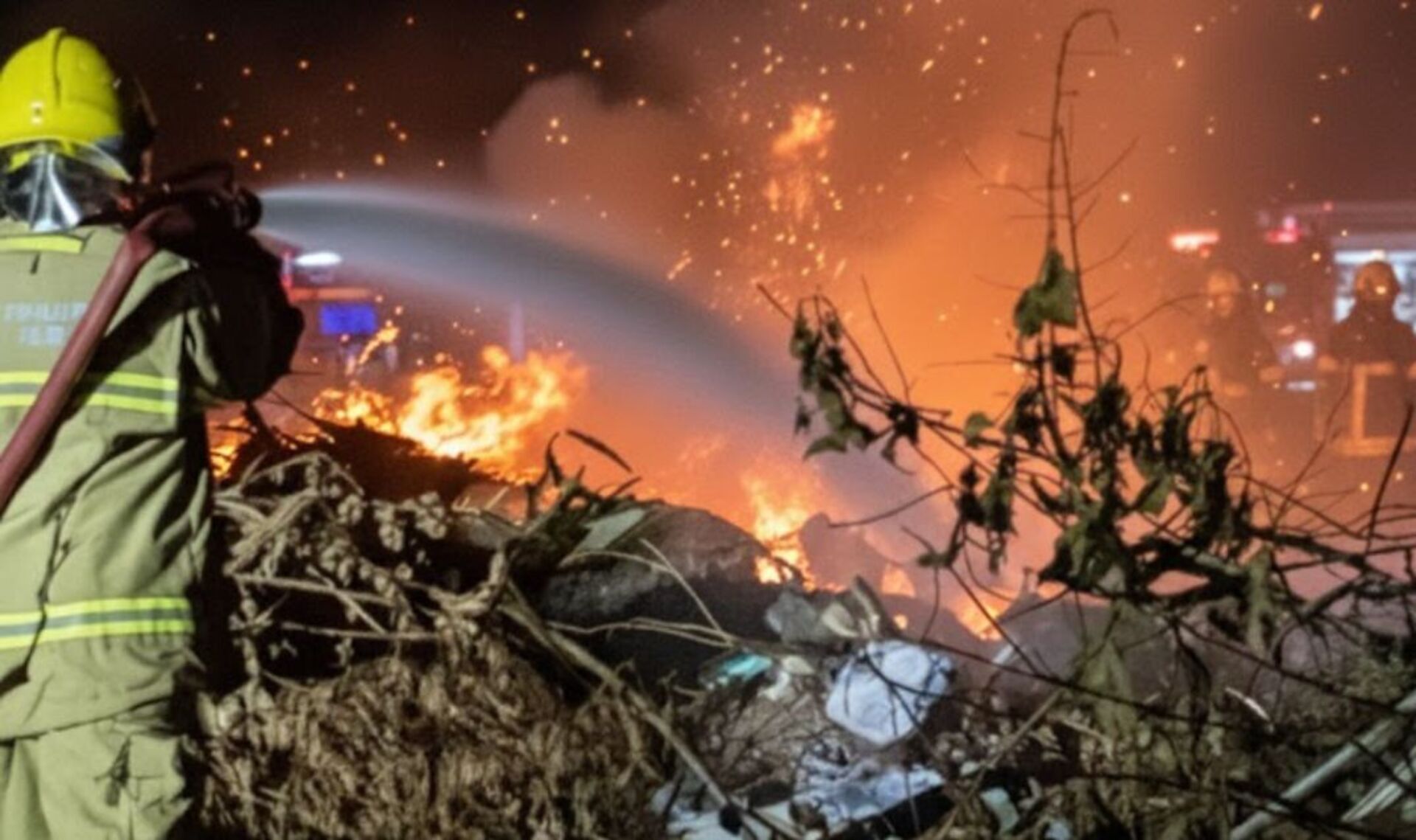 Bombeiros controlam incêndio em área com resíduos próxima à BR-472, prevenindo riscos à vegetação e ao tráfego local.