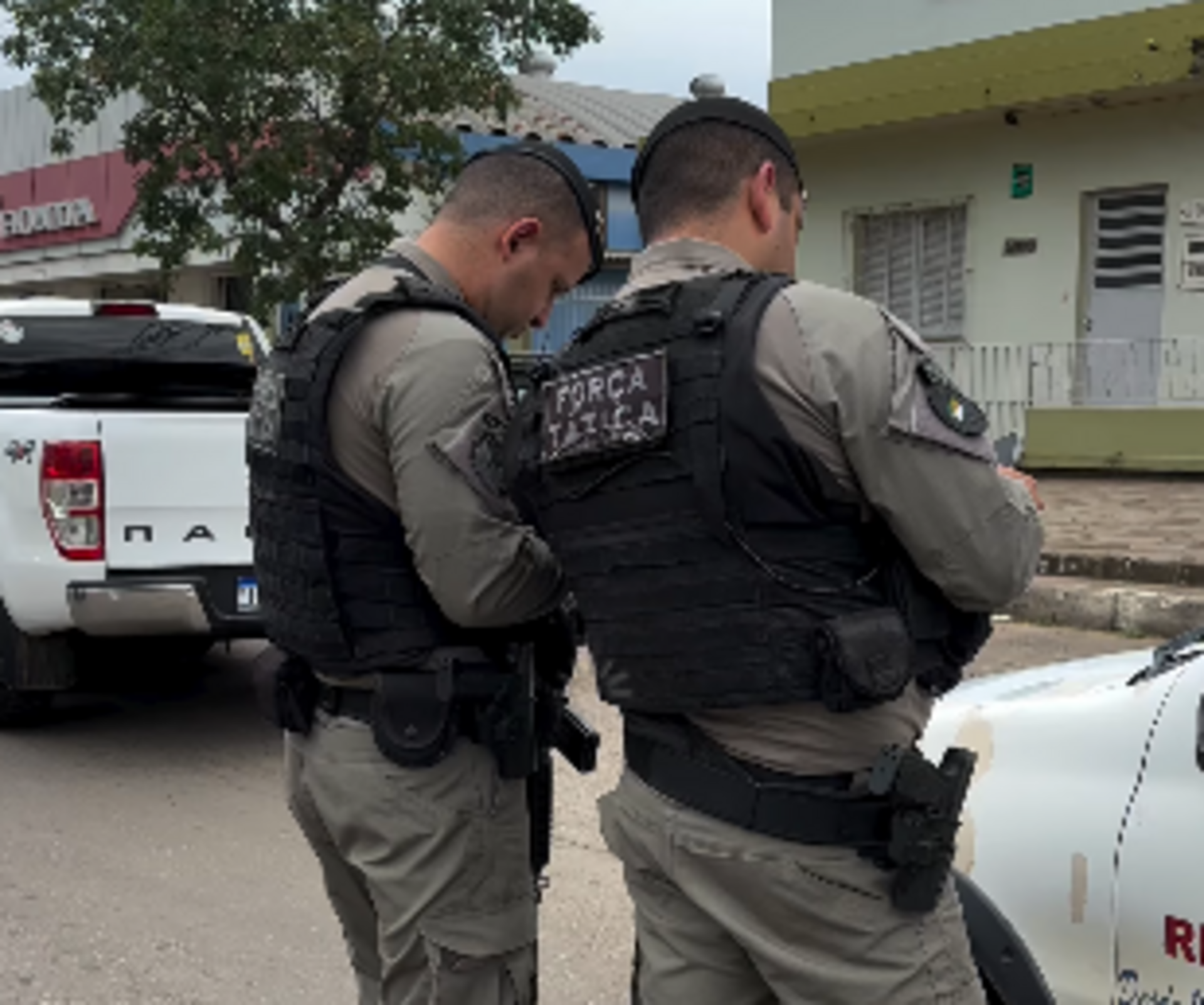 Durante a operação, foram realizadas abordagens, barreiras policiais e fiscalizações em pontos sensíveis. A Brigada Militar destacou a importância da participação da comunidade, que pode colaborar com informações e denúncias pelo telefone 190.