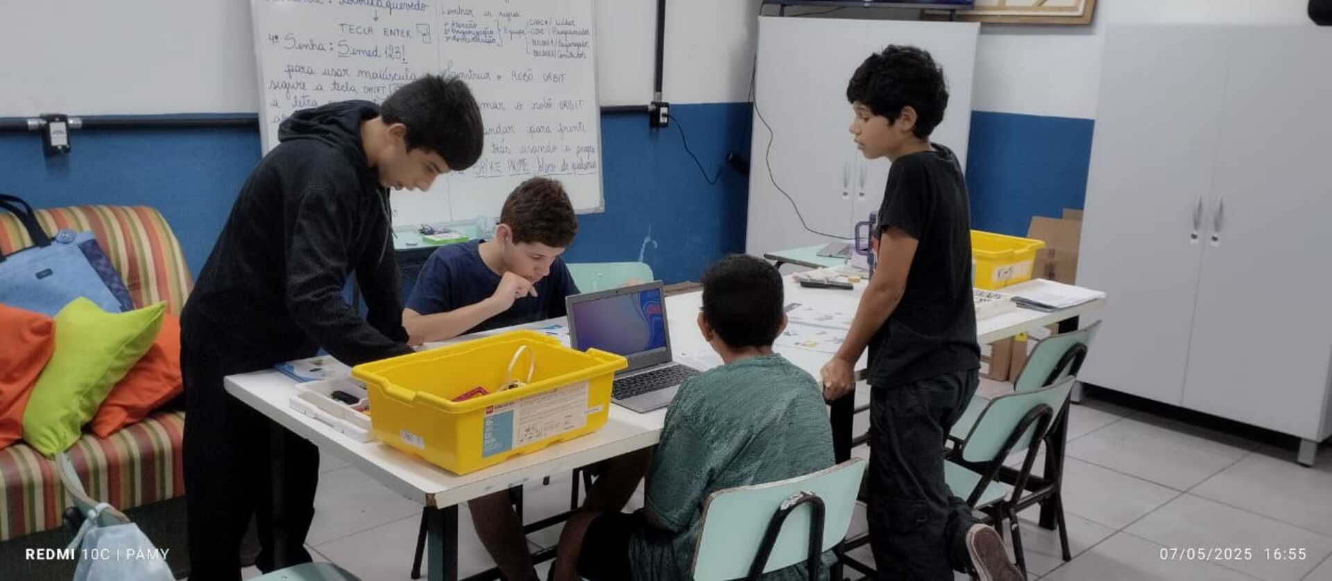 Estudantes apresentam projetos de robótica e participam de desafios que unem tecnologia, aprendizado prático e criatividade