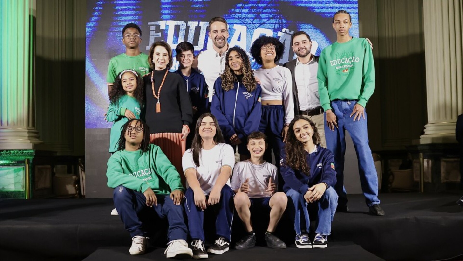 Os conjuntos, que serão entregues no início do próximo ano letivo, são compostos por duas camisetas cinzas e uma jaqueta verde, todas com a identidade visual da Rede Estadual
