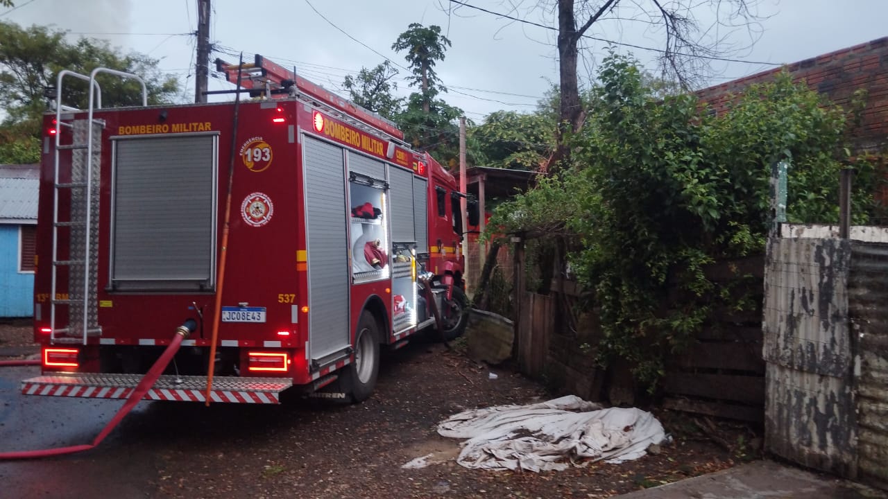 Incêndios atingem residências em Uruguaiana, mobilizando polícia e bombeiros para controle das chamas e preservação do patrimônio.