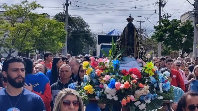 Procissão de Nossa Senhora Aparecida reúne milhares de fiéis