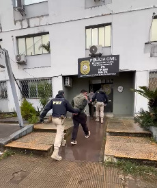 Pai foragido abandona filho na BR-290 e acaba preso
